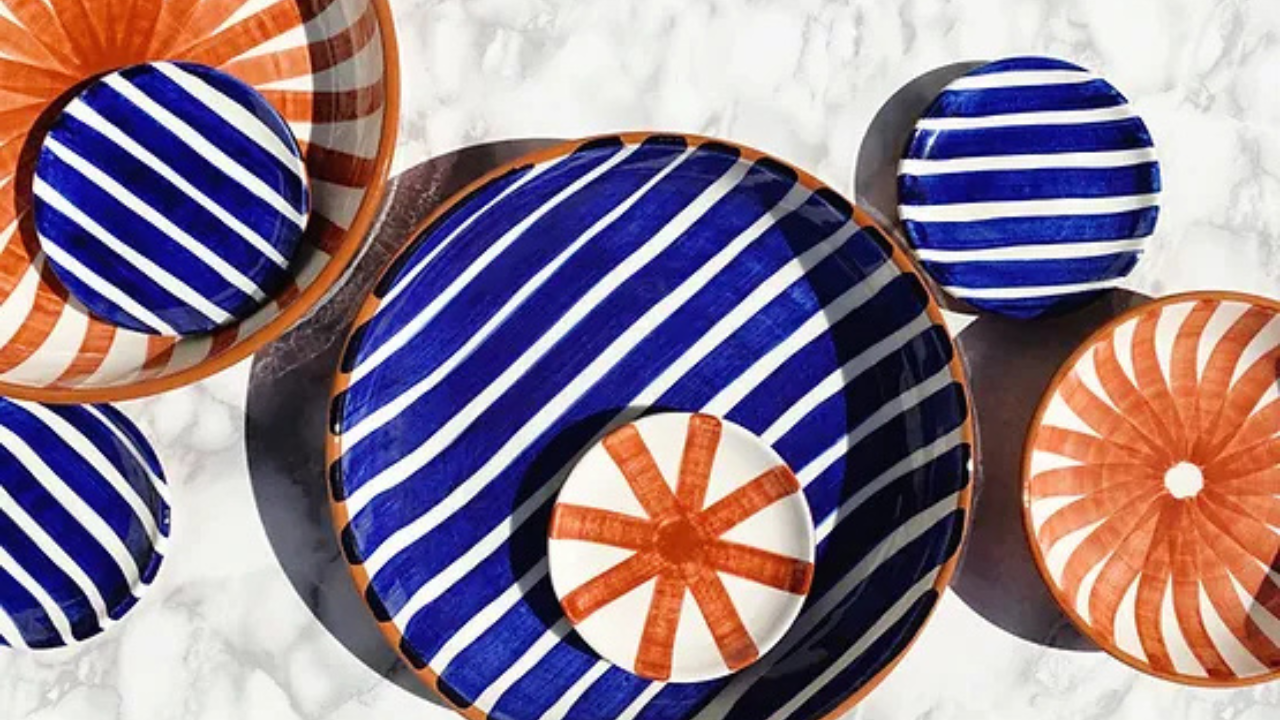Casa Cubista Bold Stripe skåle i blå og Ray skåle i brændt orange - se hele Casa Cubista kollektionen hos Kasami her