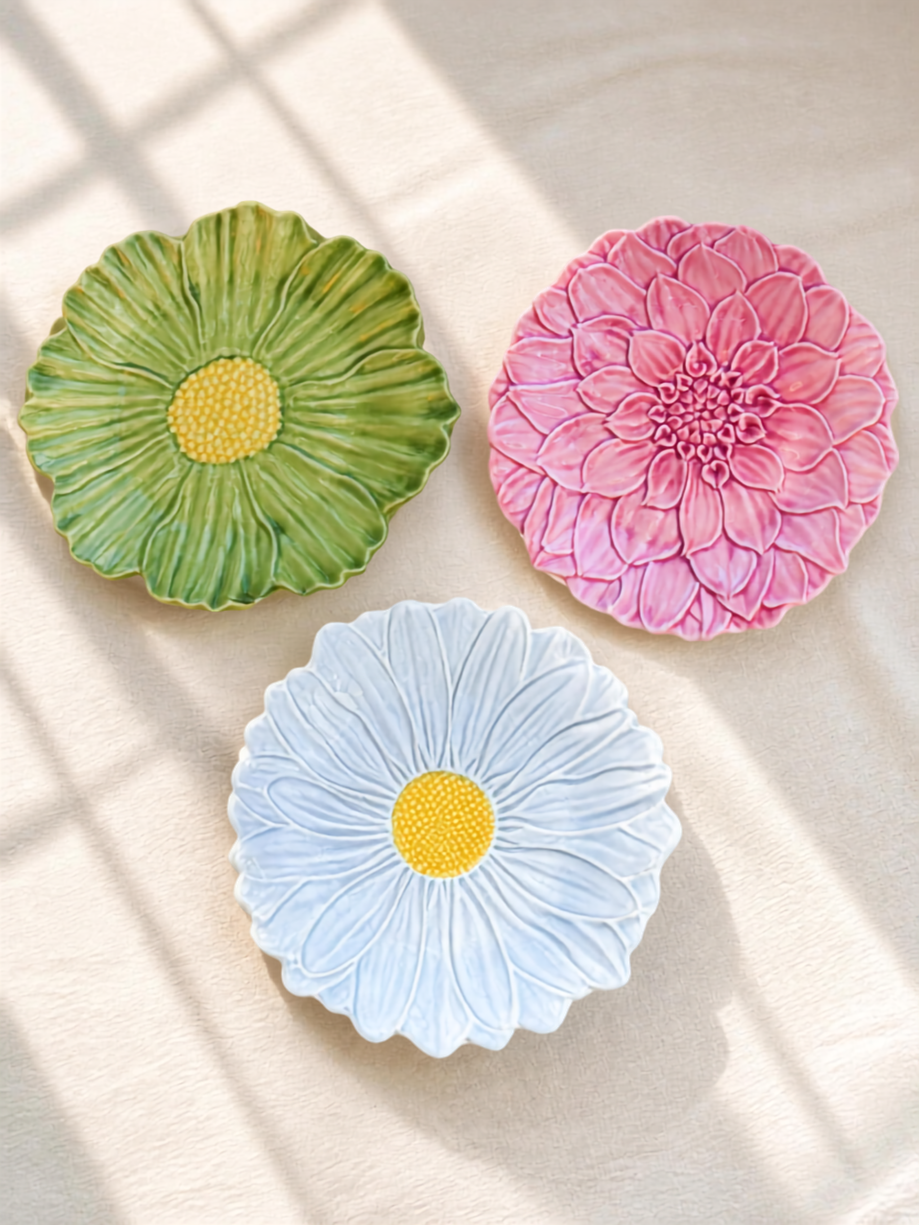 Bordallo Pinheiro Maria Flor Flower Bomb sæt med tre små fade - Daisy, Dahlia og Cosmos - håndlavet keramik fra Portugal