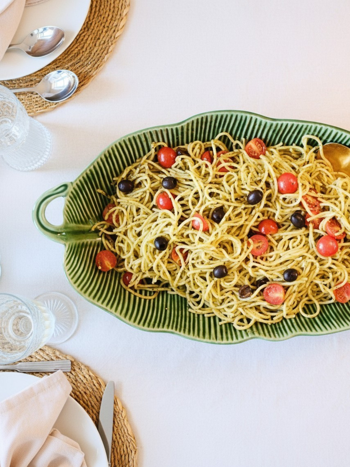 Bordallo Pinheiro Leaves stort bladformet fad med pasta - håndlavet og håndmalet keramik fra Portugal