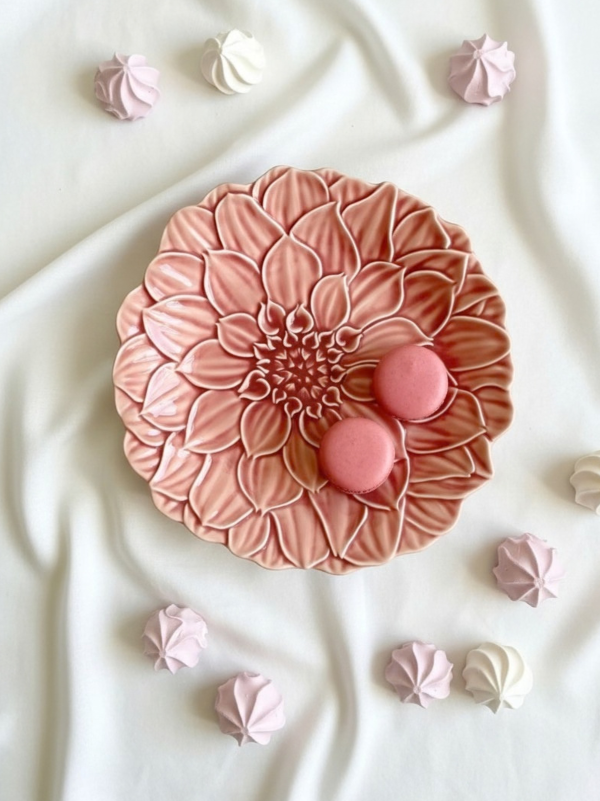 Bordallo Pinheiro Maria Flor Dahlia fad i lyserød med macaroons - håndlavet og håndmalet i Portugal