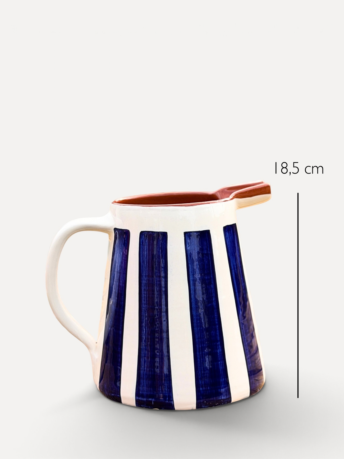 Casa Cubista Bold Stripe kande i terracotta med blå striber med mål - håndlavet keramik fra Portugal