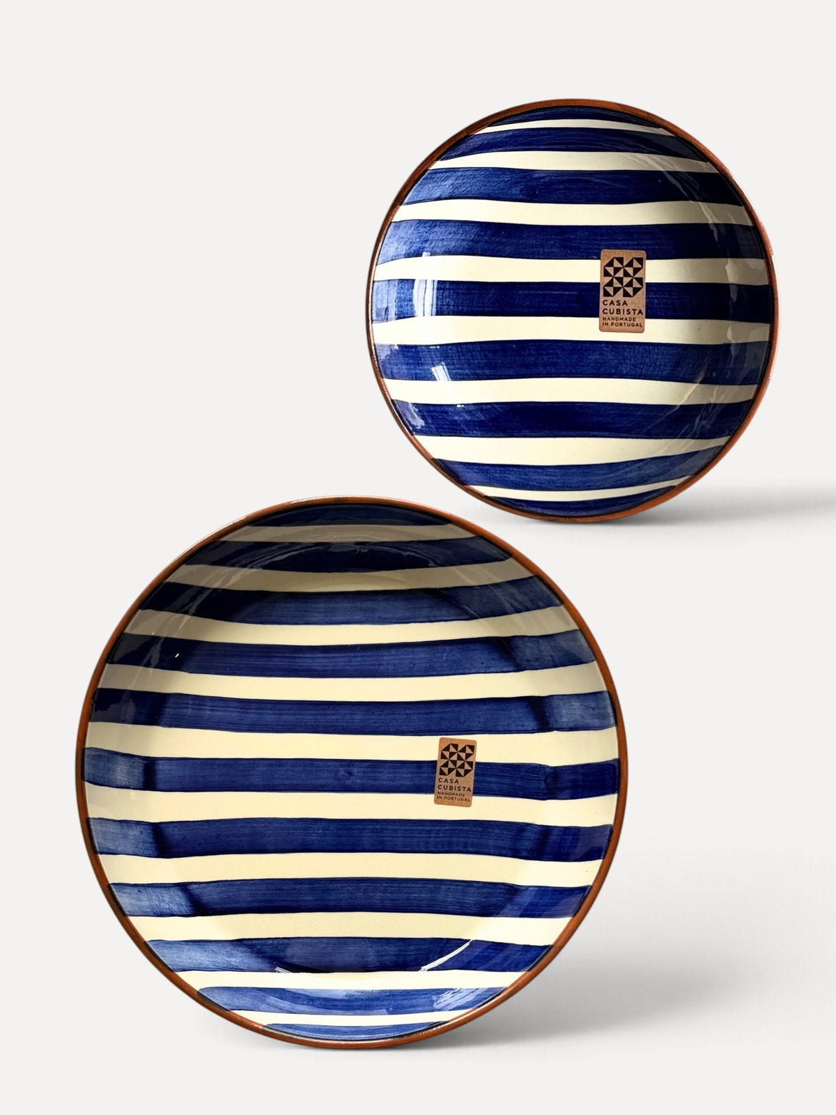 Casa Cubista Bold stripe sæt med stor serveringsskål og lille skål i blå - håndlavet keramik fra Portugal