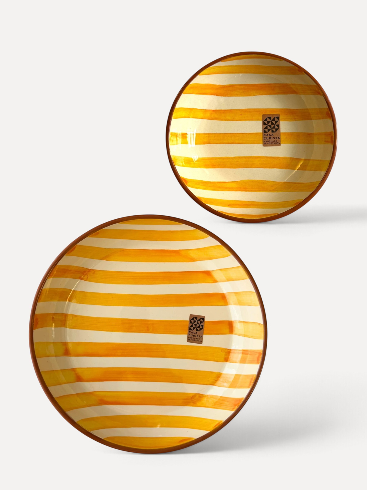 Casa Cubista Bold Stripe gulstribet serveringsskål stor og lille - håndlavet terracotta fra Portugal