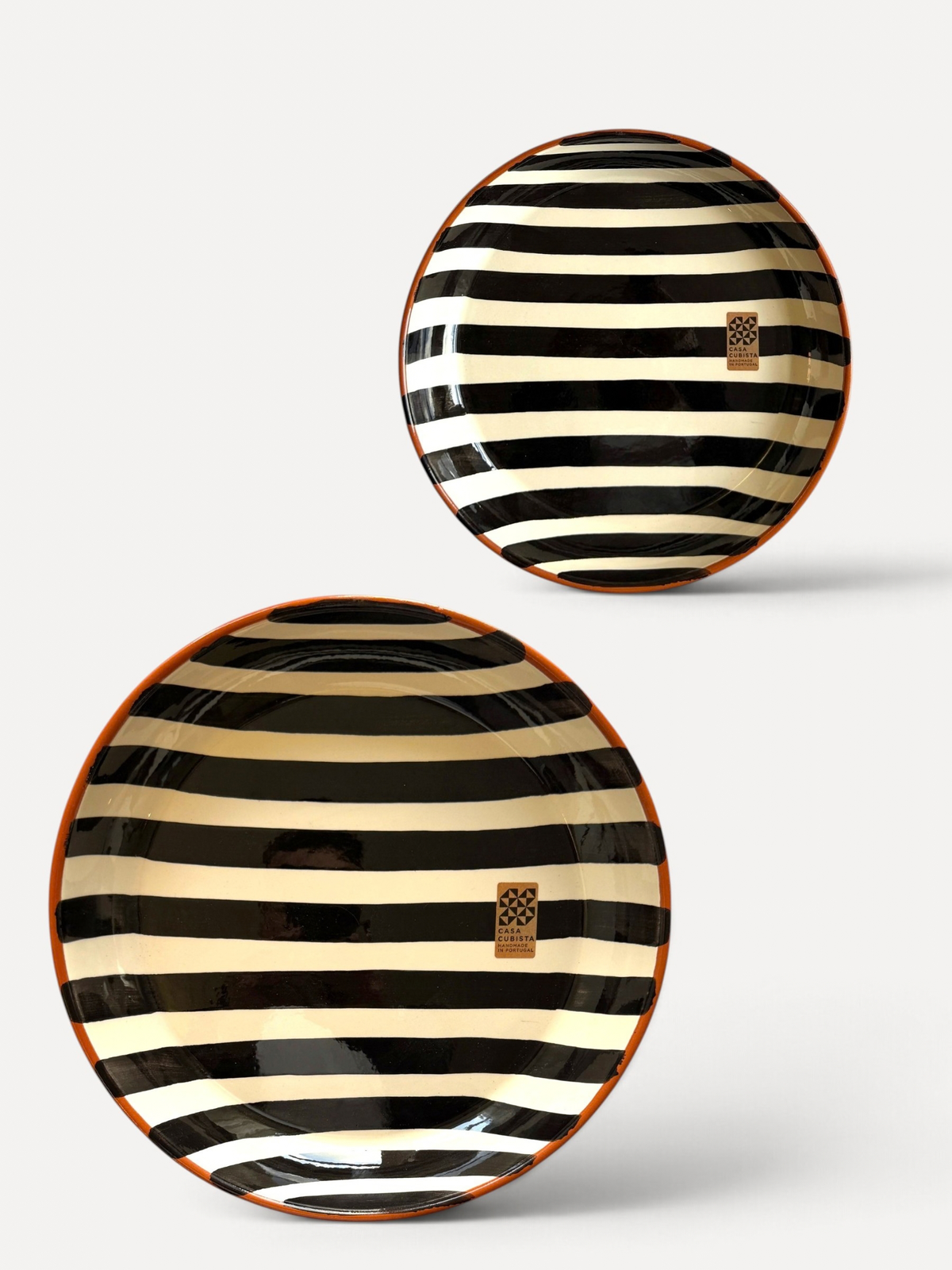 Casa Cubista Bold Stripe lille og stor serveringsskål i terracotta med hvide og sorte striber - håndlavet i Portugal