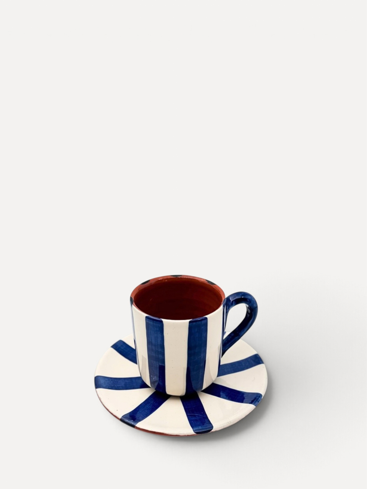 Casa Cubista Vertical Stripe espressokop med underkop - håndmalet terracotta med hvide og blå striber fra Portugal