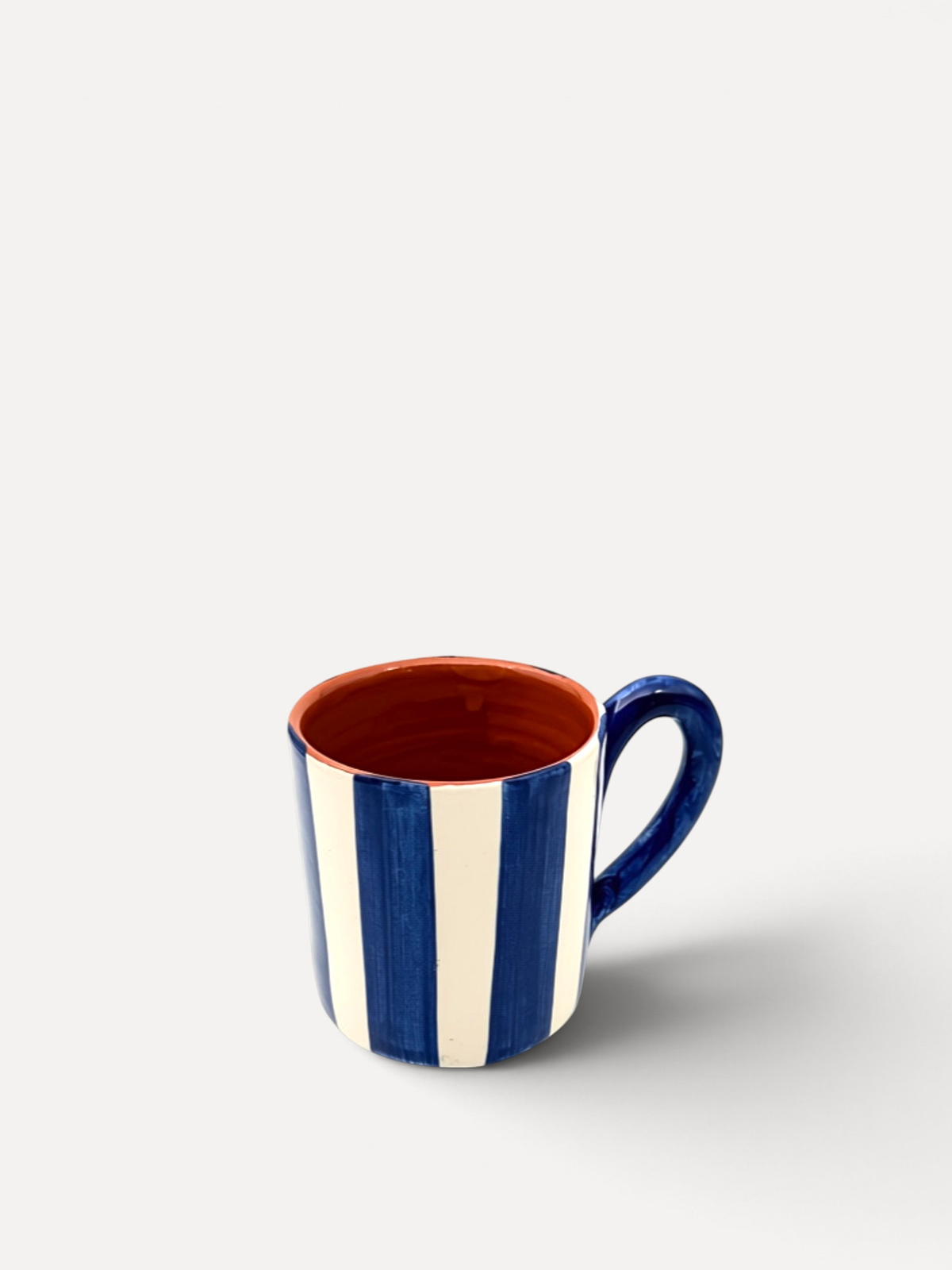 Casa Cubista Bold Stripe krus i blå og hvide striber - håndmalet terracotta fra Portugal