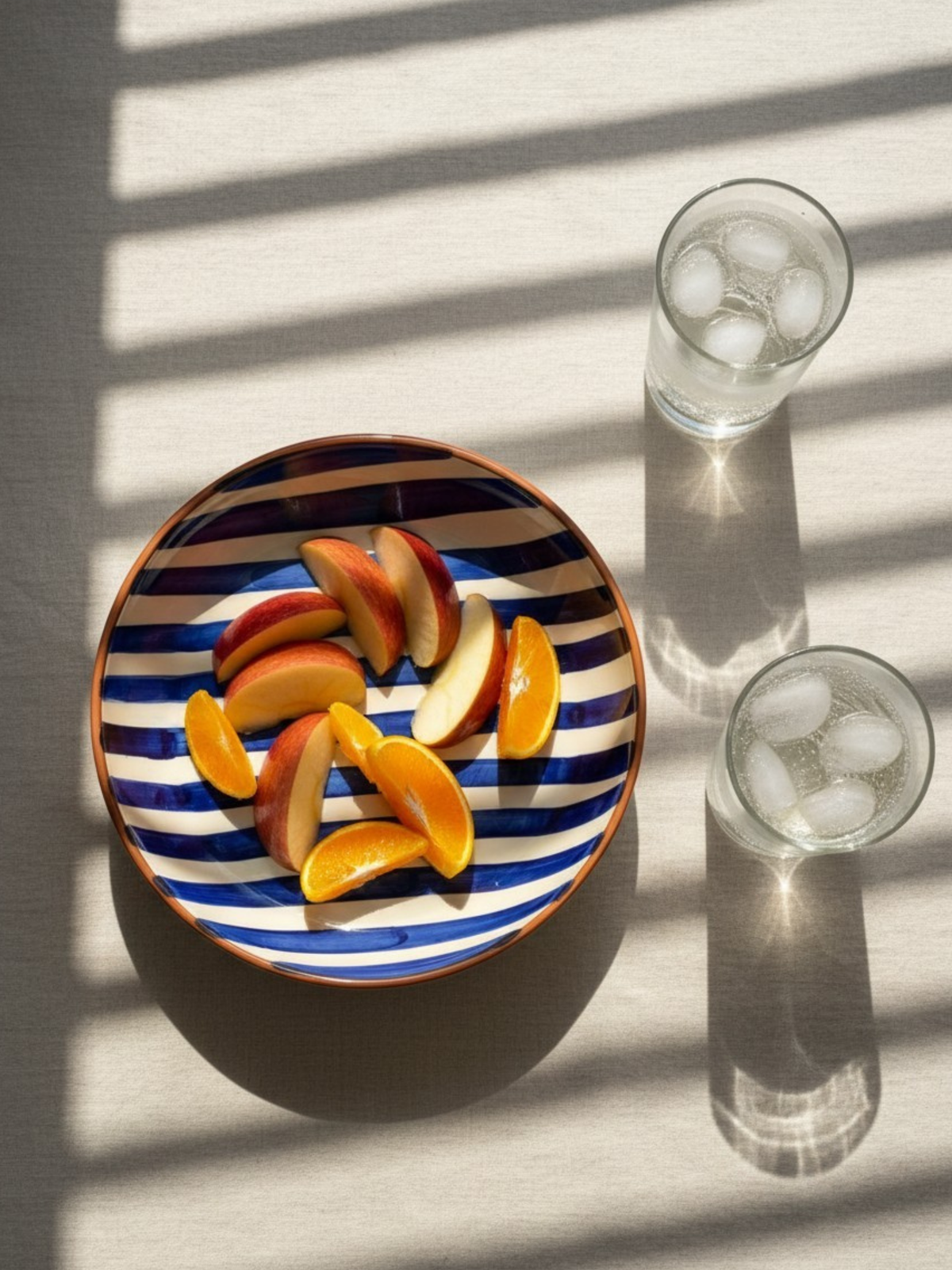 Casa Cubista Bold Stripe serveringsskål hvid terracotta med blå striber med frugt - håndlavet i Portugal