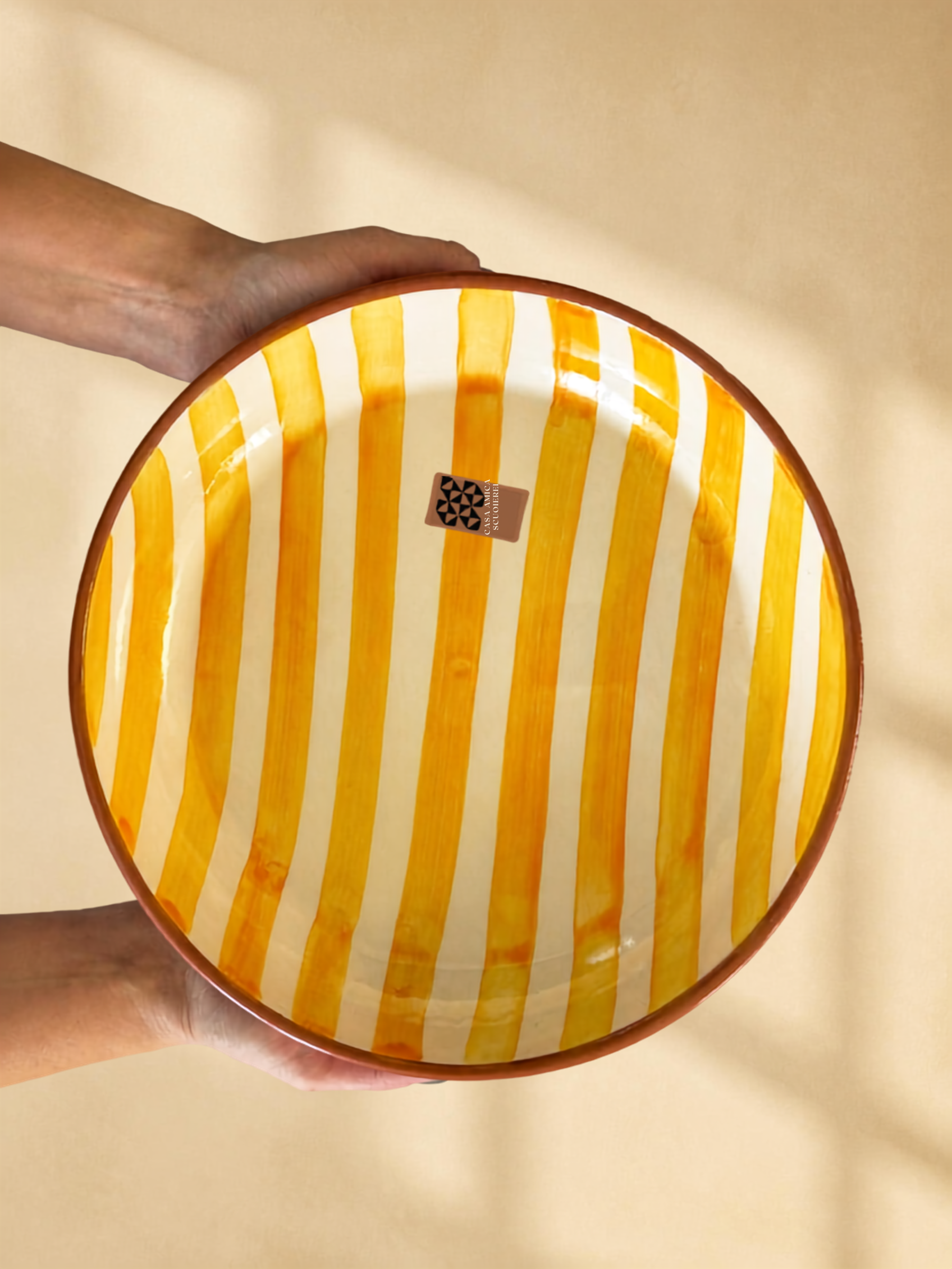 Casa Cubista Bold Stripe serveringsskål i terracotta med hvide og gule striber - håndlavet i Portugal