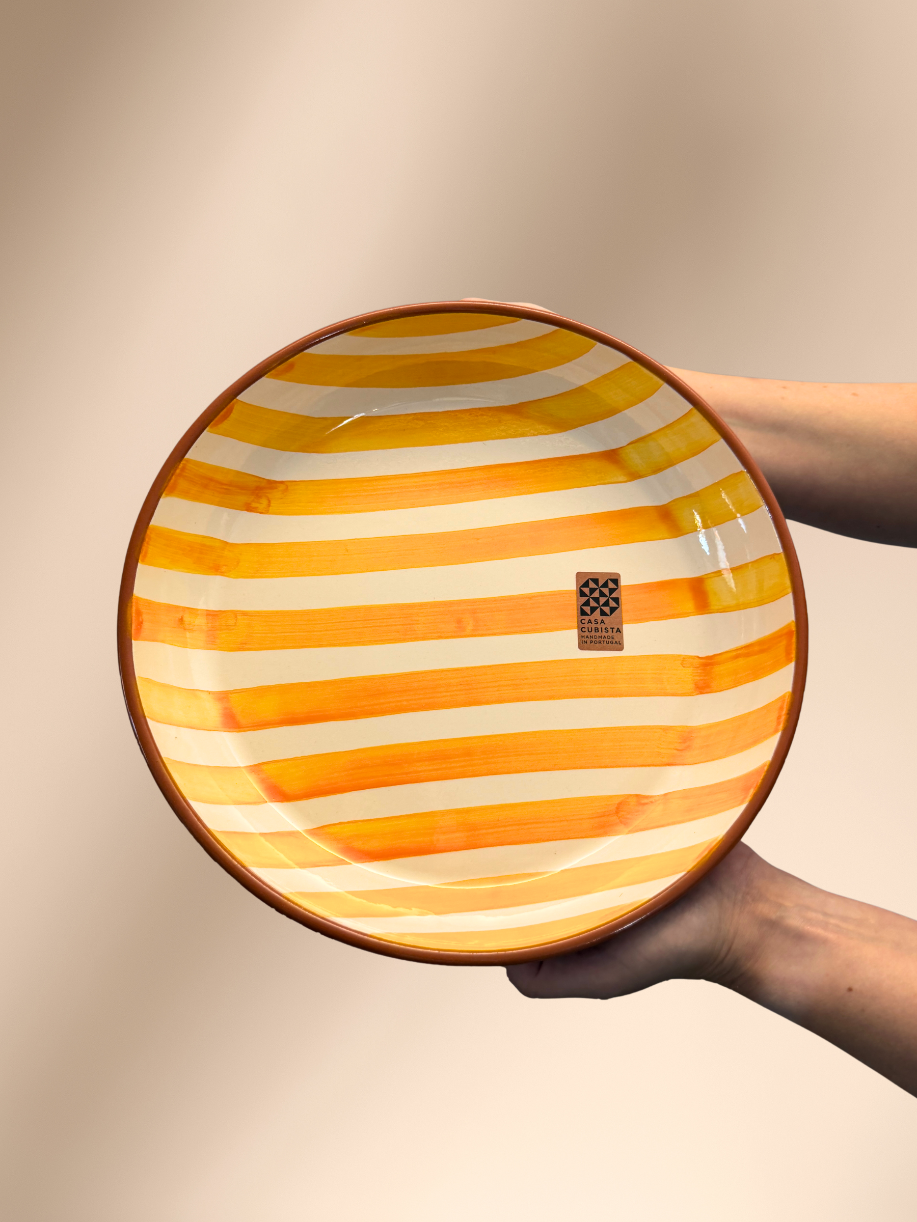 Casa Cubista Bold Stripe serveringsskål i terracotta med hvide og gule striber - håndlavet i Portugal