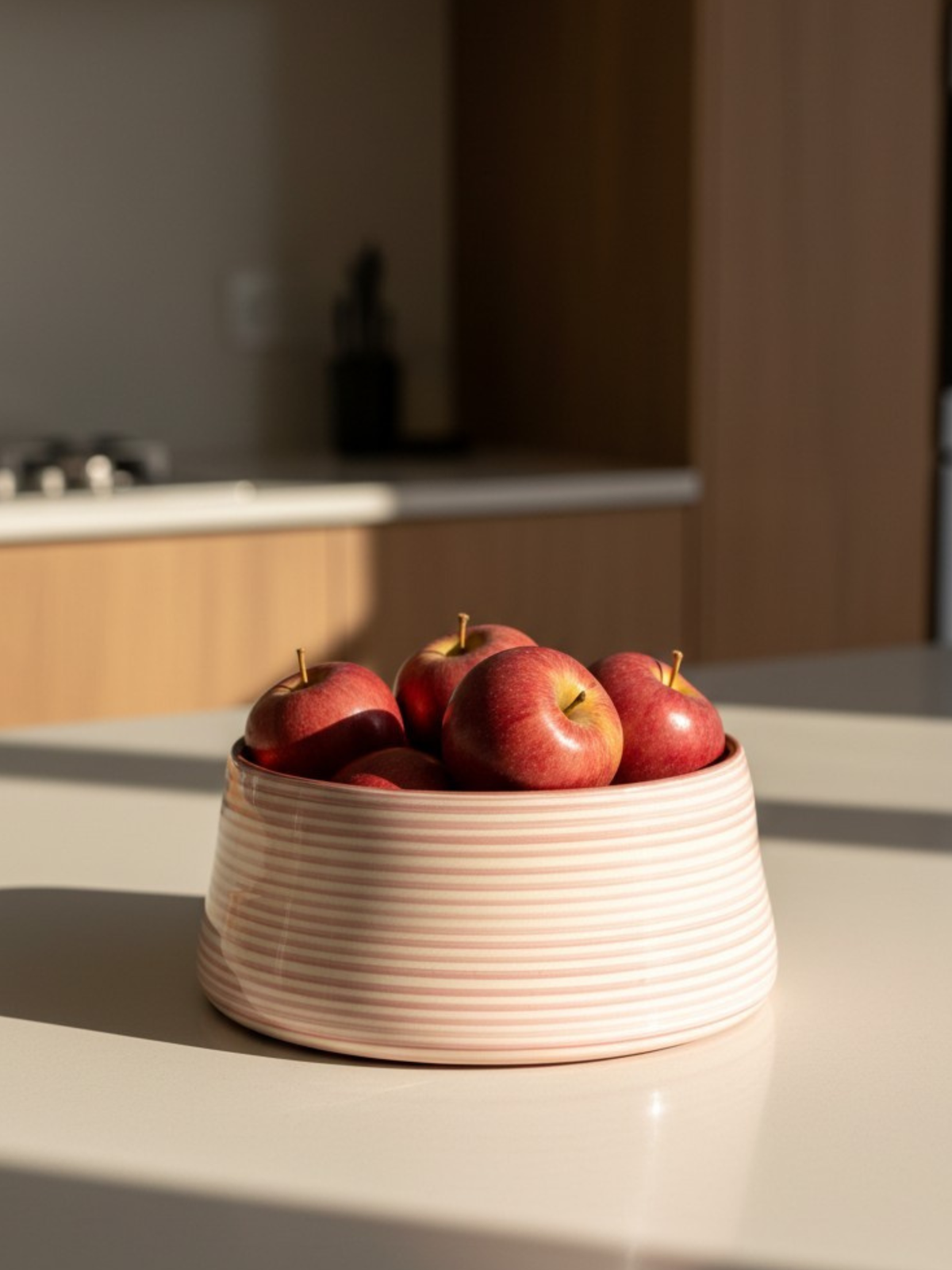 Casa Cubista Classic Stripe Tapered skål med lyserøde og hvide striber og æbler - håndlavet keramik fra Portugal