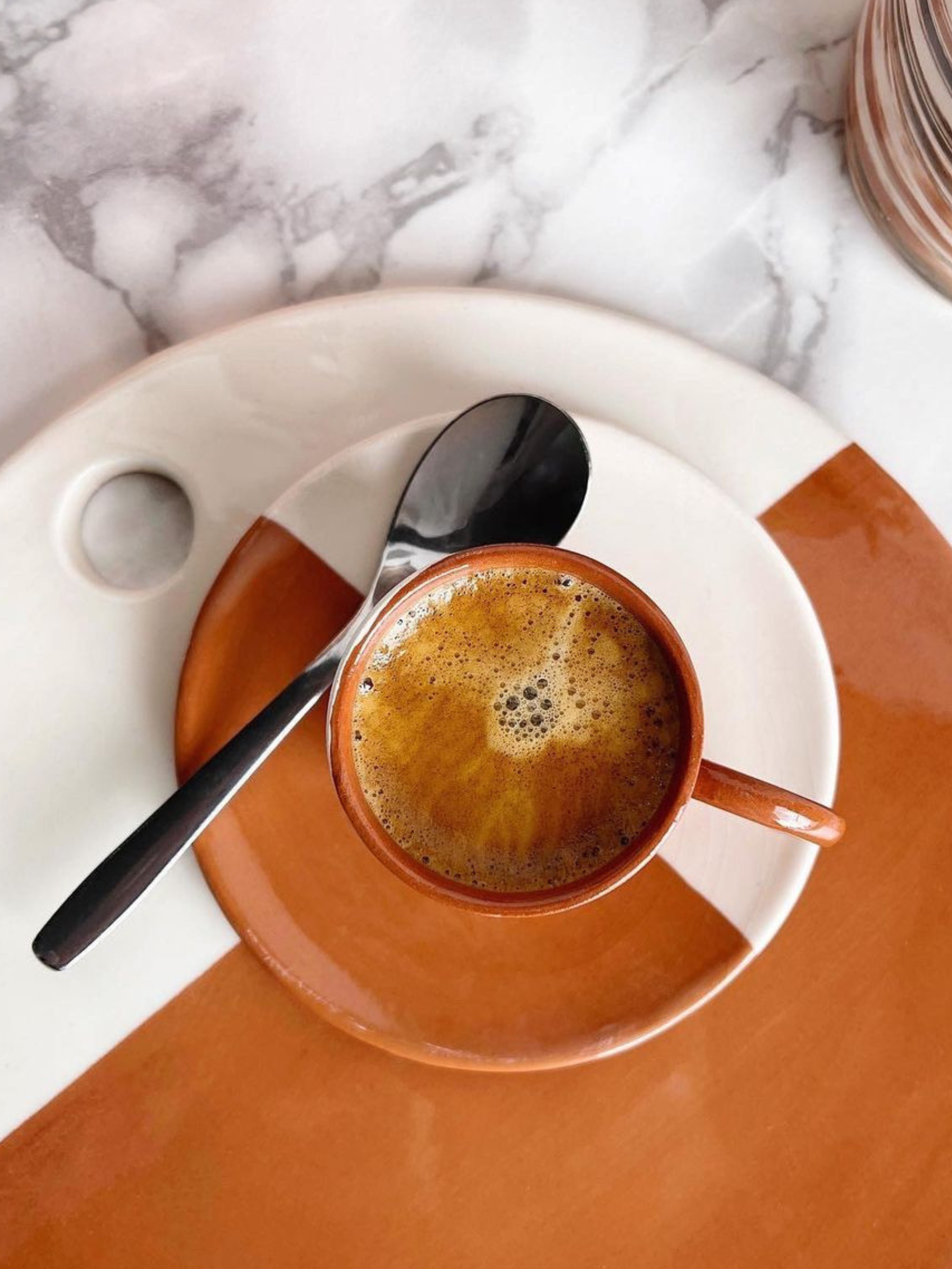 Casa Cubista Dipped espressokop med underskål i brun og hvid med kaffe - håndmalet keramik fra Portugal