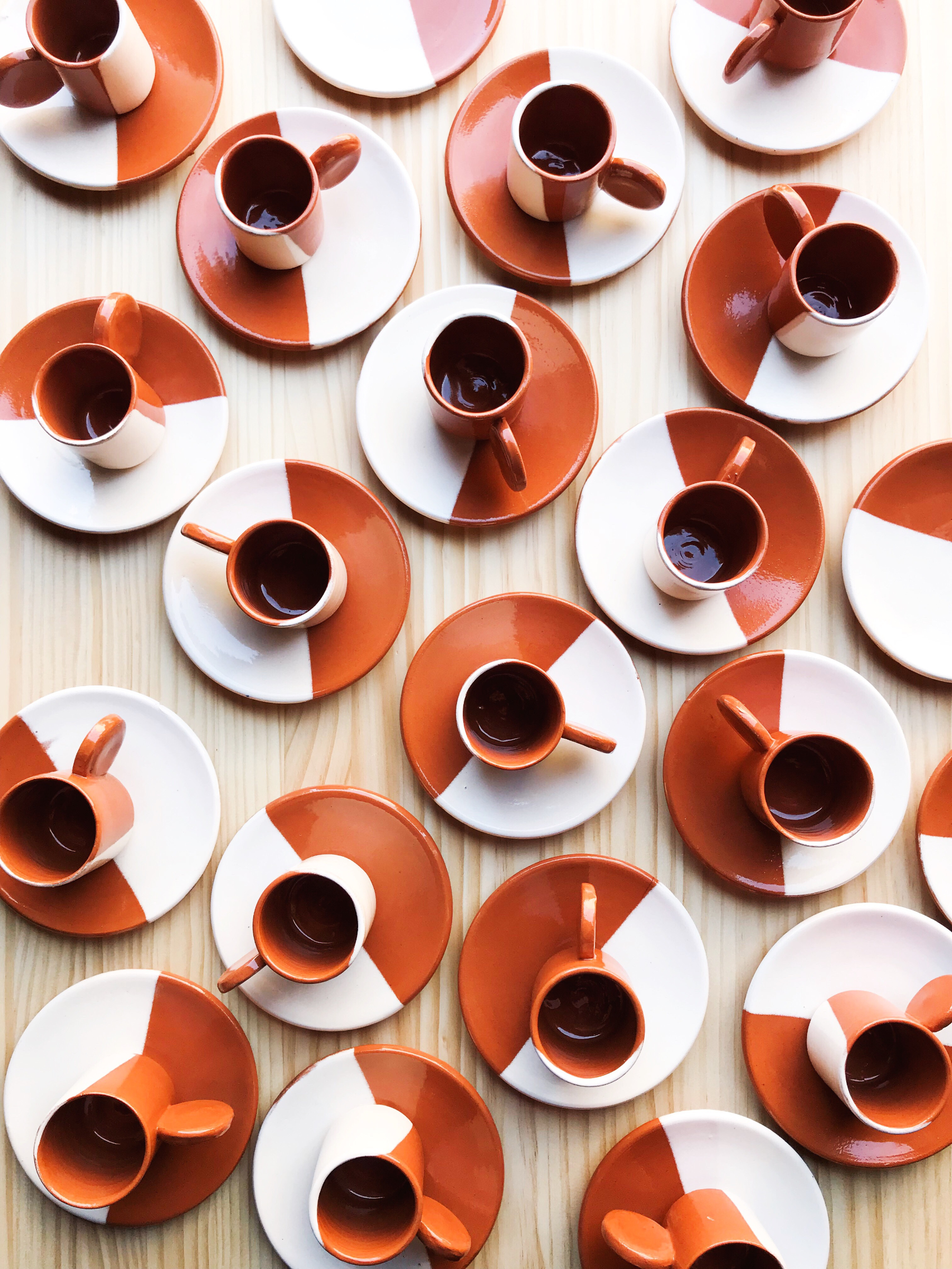 Mange Casa Cubista Dipped espressokopper og underskåle i brun og hvid - håndlavet keramik fra Portugal