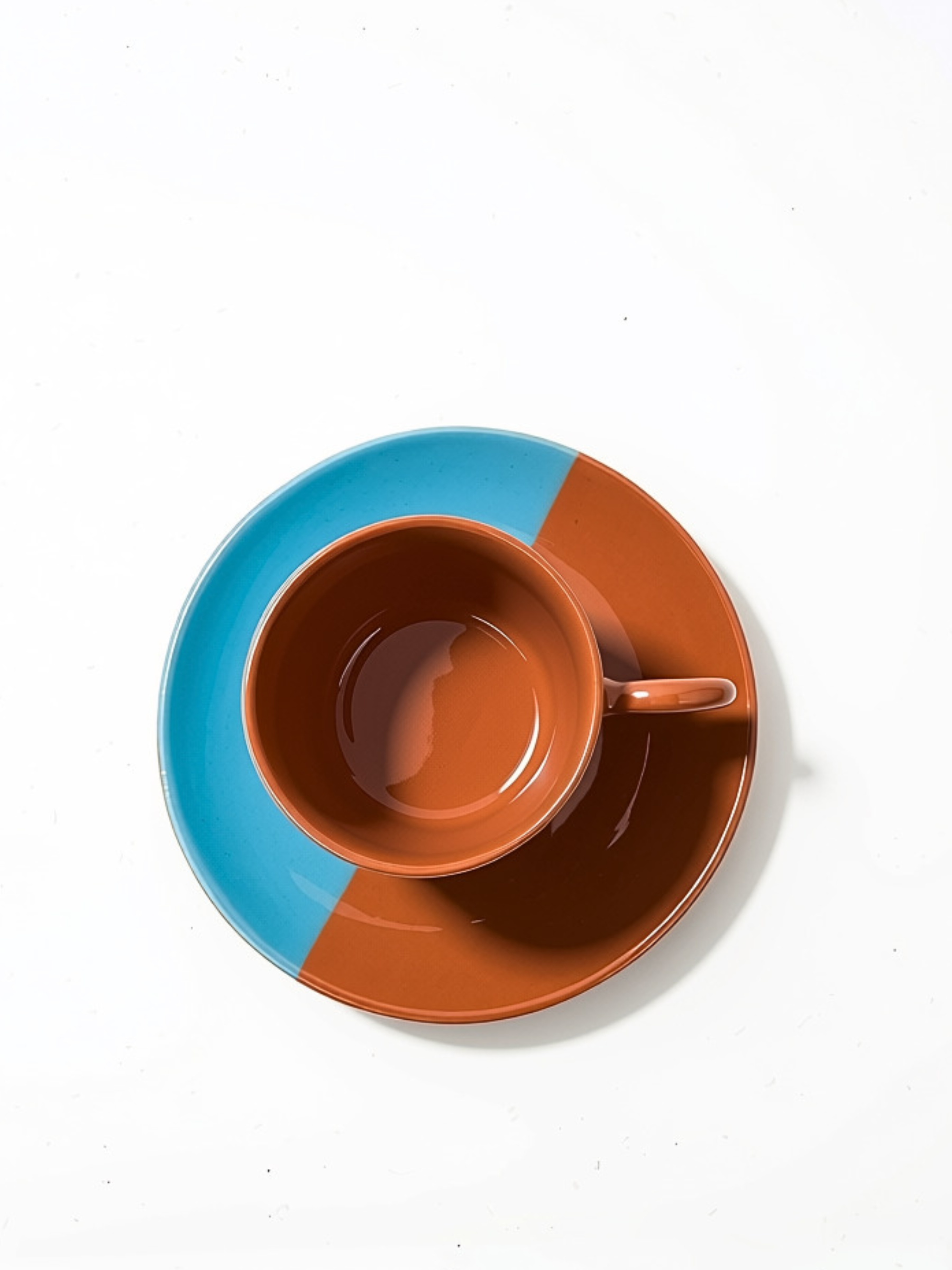 Casa Cubista Dipped espressokop med underskål i farverne brun terracotta og aqua - håndlavet og håndmalet keramik fra Portugal