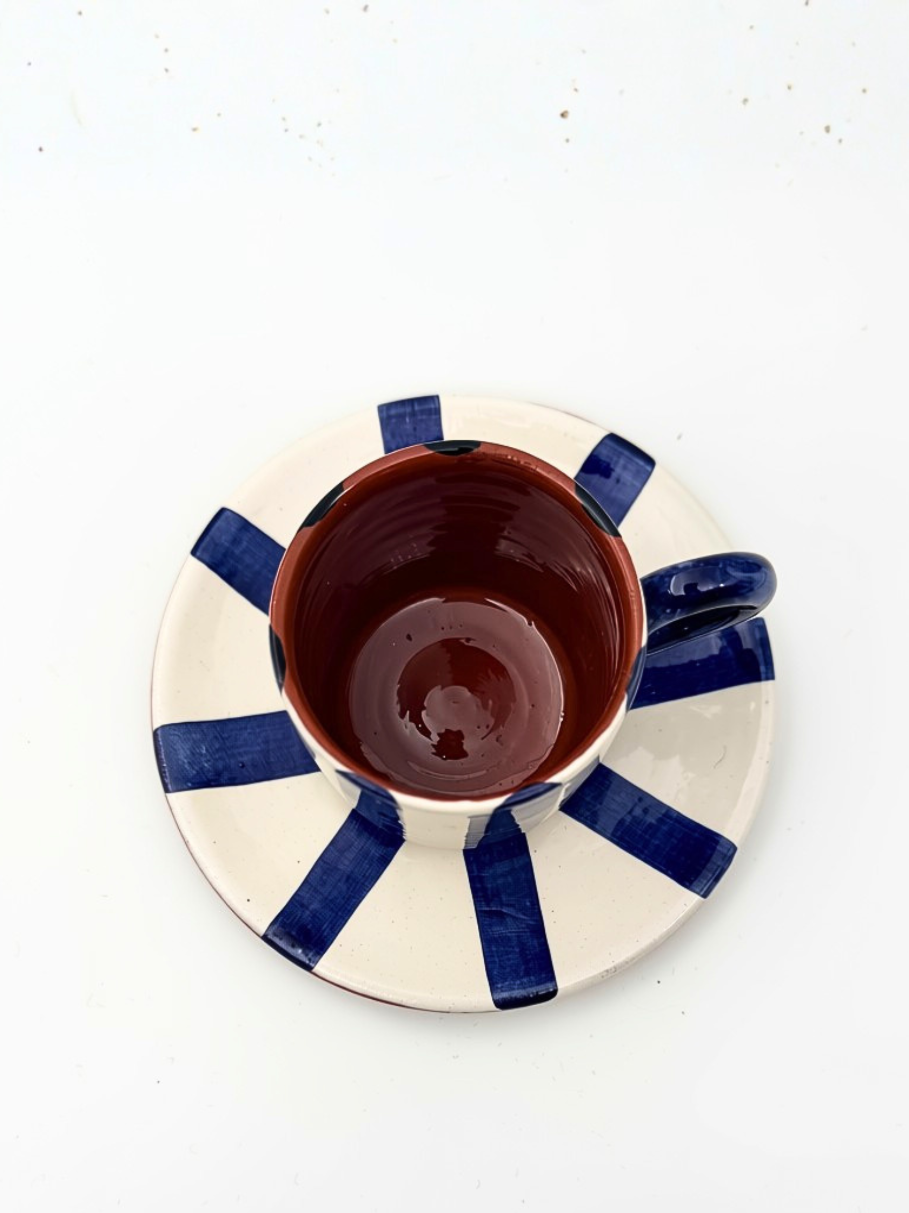 Casa Cubista Vertical Stripe espressokop med underkop i hvide og blå striber - håndlavet terracotta fra Portugal