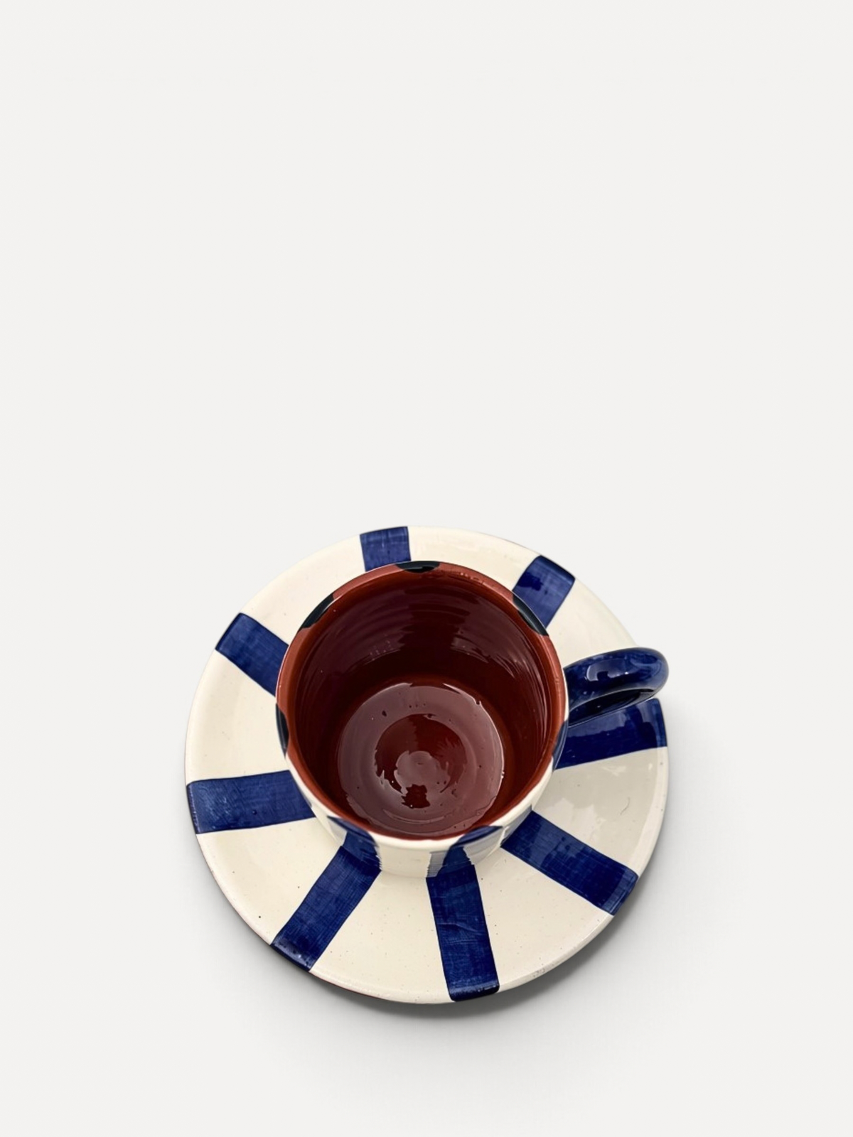 Casa Cubista Vertical Stripe espressokop med underkop set oppefra - håndmalet terracotta med hvide og blå striper fra Portugal