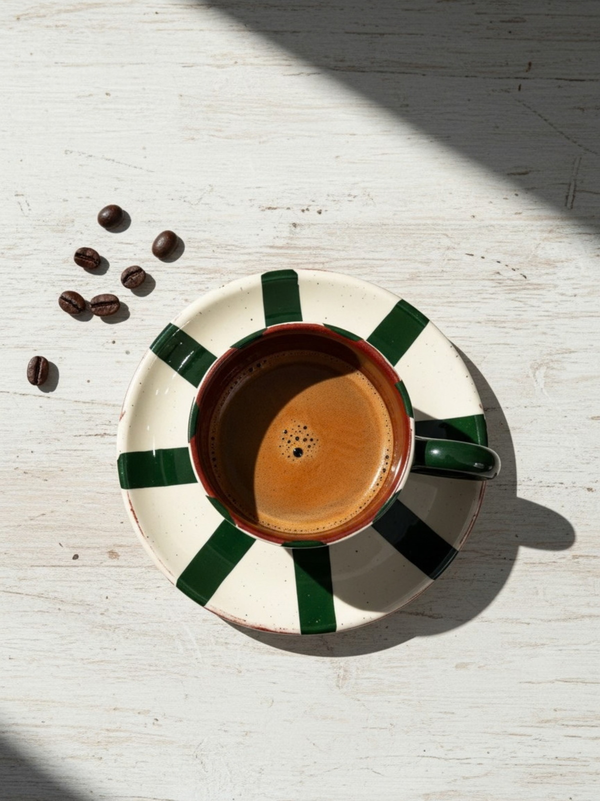 Casa Cubista Vertical Stripe espressokop med underskål i hvide og grønne striber med kaffe - håndlavet terracotta fra Portugal