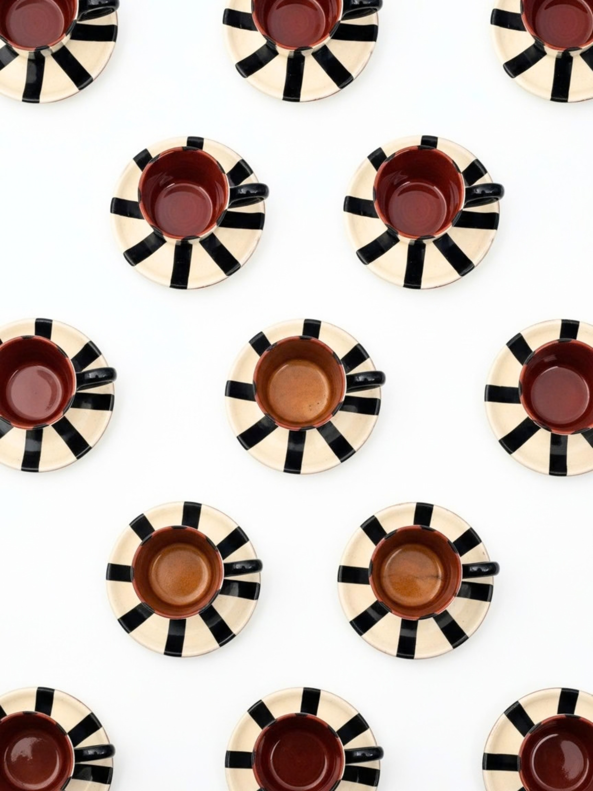 Casa Cubista Vertical stripe sort espressokop med underskål, mange på et billede - håndlavet terracotta fra Portugal