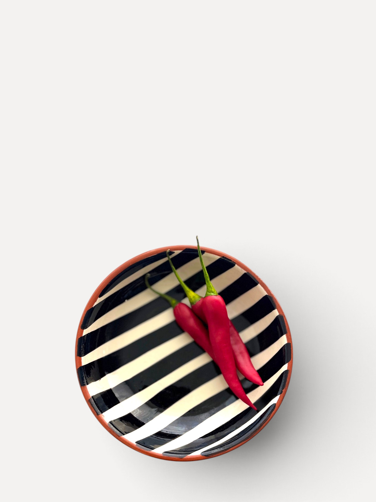 Casa Cubista Bold Stripe lille skål i terracotta med hvide og sorte striber og chili - håndlavet i Portugal