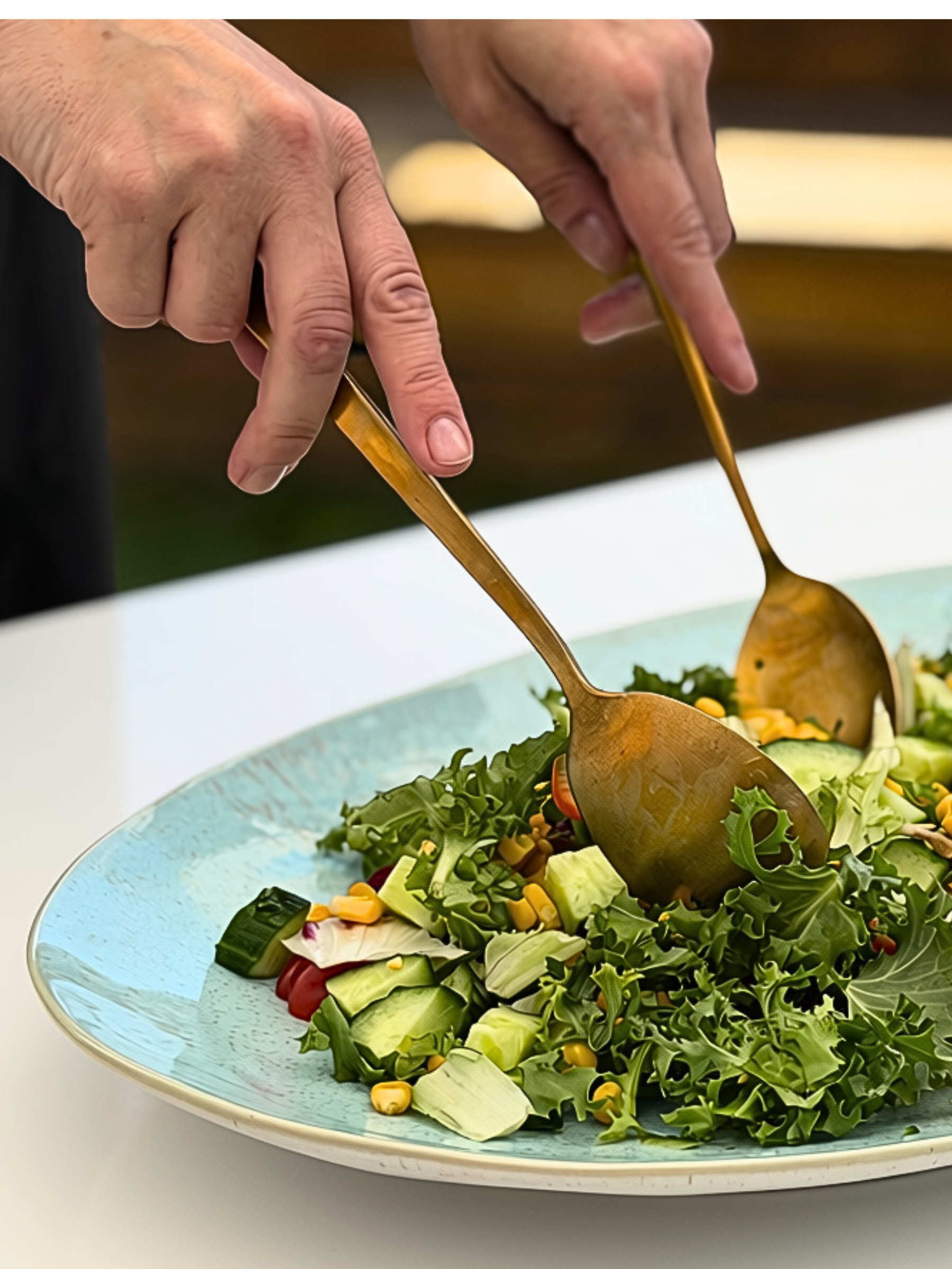 Costa Nova Eivissa blåt ovalt serveringsfad med salat - unikt, håndlavet keramik fra Portugal