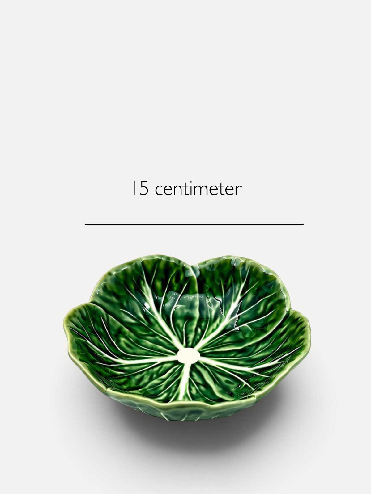 Grøn Cabbage skål i medium 15 centimeter fra Bordallo Pinheiro med angivelser af mål på billedet - unik håndlavet keramik fra Portugal