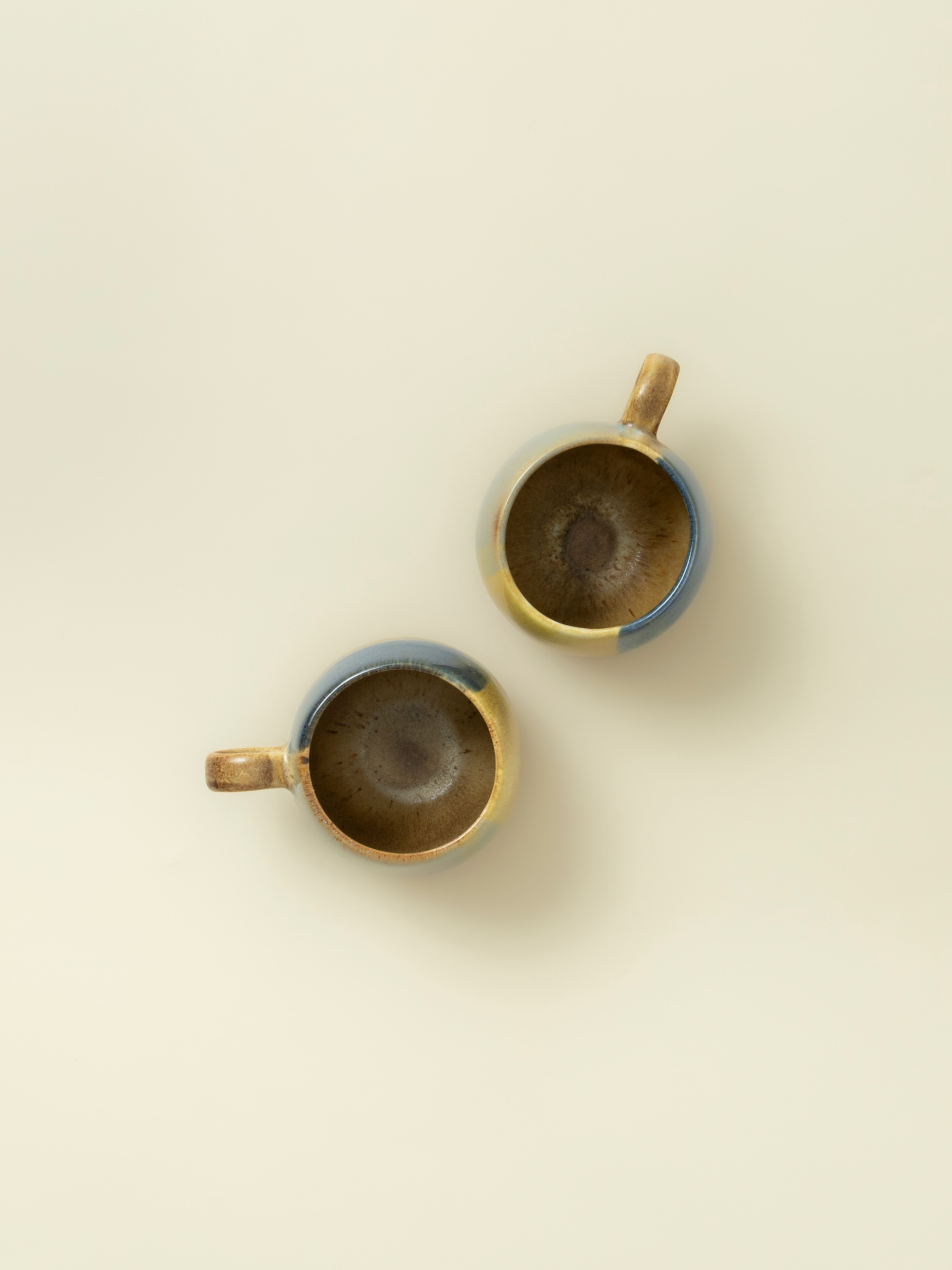 Terrafina Corals krus i gyldenbrun, gul og blå til kaffe eller te - to krus- håndlavet porcelænsstentøj fra Portugal