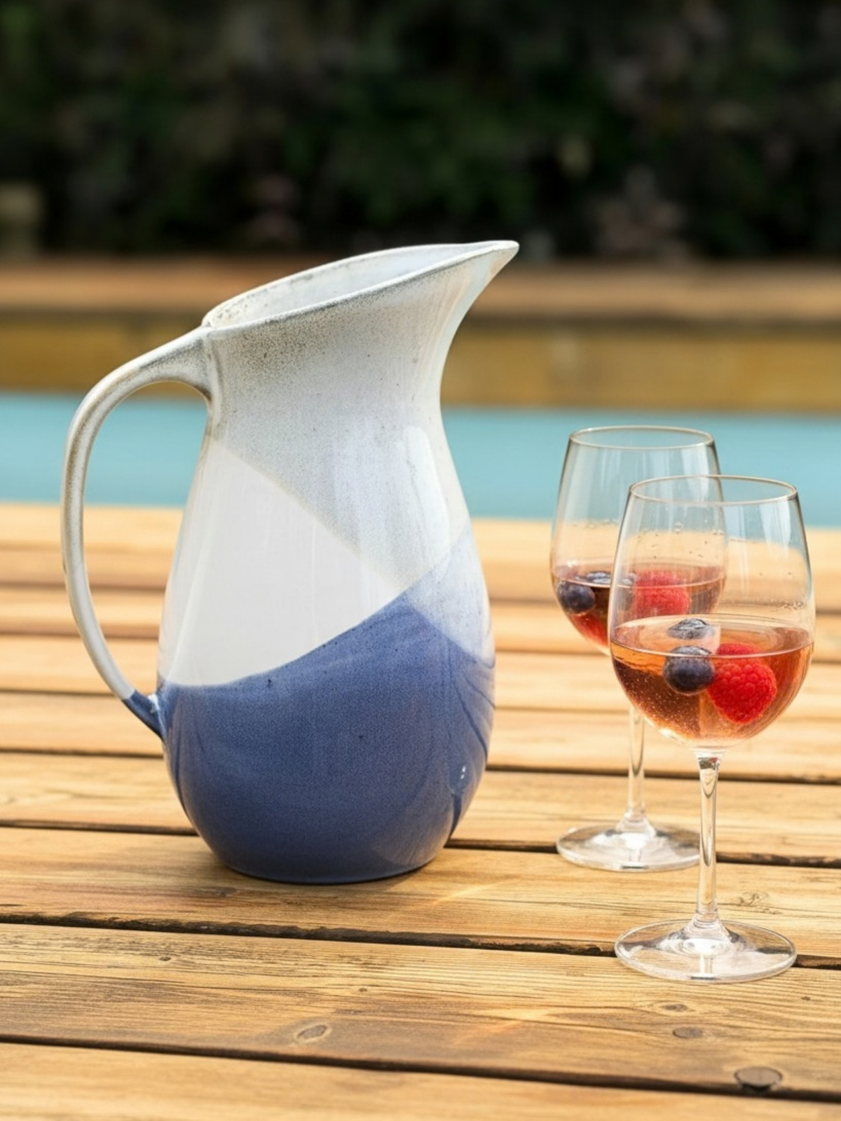 Stor Salty Sea kande fra Terrafina i blå og hvid foran pool med glas - håndlavet keramik fra Portugal
