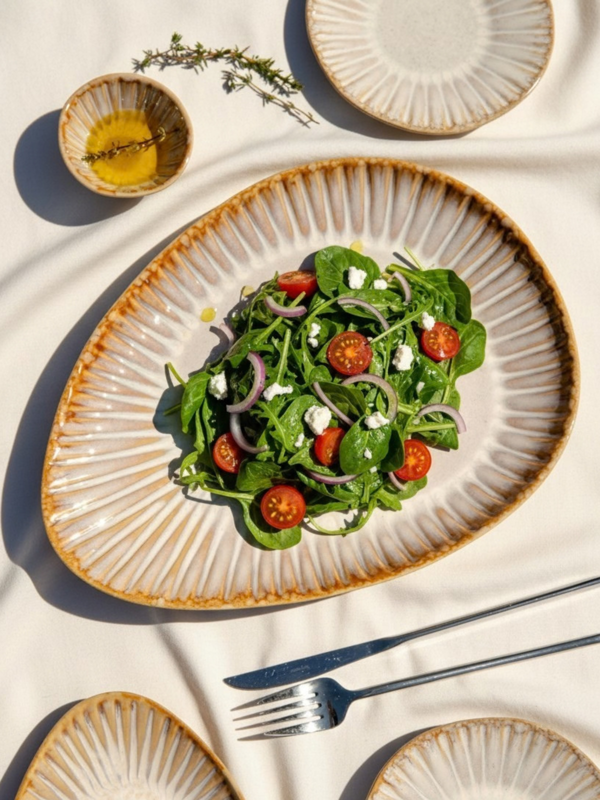Vieira fad i cream fra Terrafina med salat - håndlavet porcelænsstentøj fra Portugal