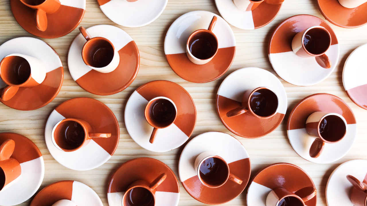 Gaven til manden, der har alt - Casa Cubista Dipped espressekopper med underskåle i brun terracotta og hvid