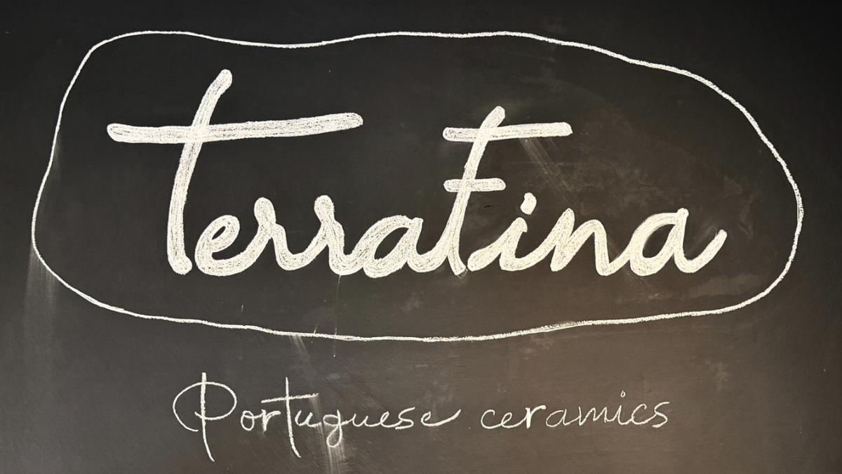 Terrafina Terrafinas keramik bliver produceret hos Ceramirupe i Coz, hvor hvert enkelt stykke skabes og males af mennesker - derfor er ikke to stykker ens. 