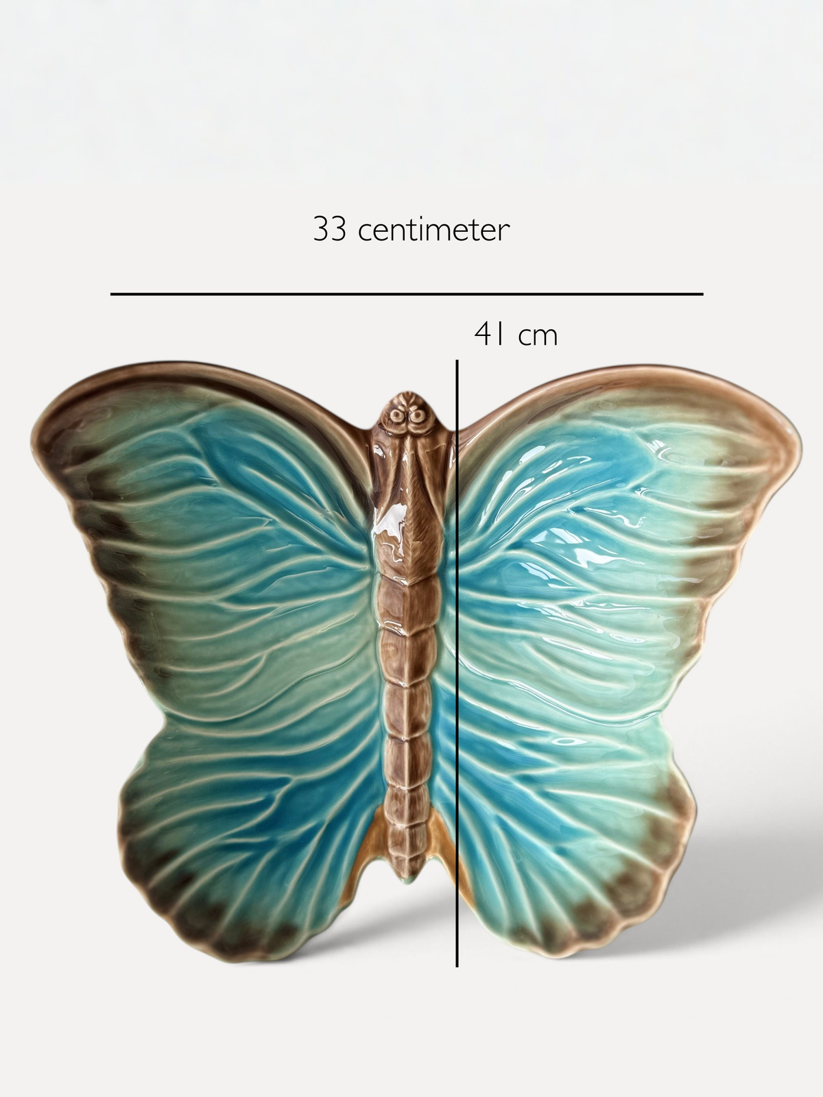 Blåt sommerfuglefad fra Cloudy Butterflies kollektionen fra Bordallo Pinheiro x Claudia Schiffer med mål - håndlavet keramik fra Portugal