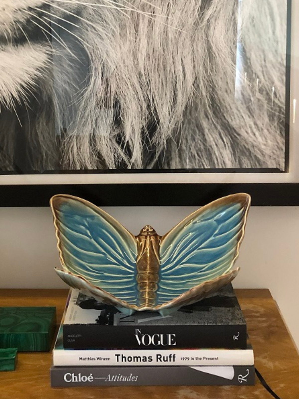Blåt sommerfuglefad fra Cloudy Butterflies kollektionen fra Bordallo Pinheiro x Claudia Schiffer foran billede - håndlavet keramik fra Portugal