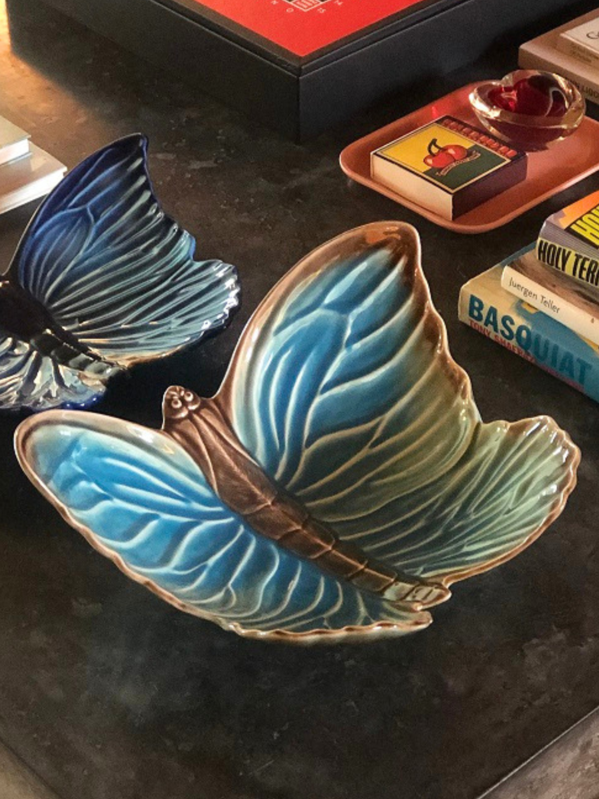 Blåt sommerfuglefad fra Cloudy Butterflies kollektionen fra Bordallo Pinheiro x Claudia Schiffer på sofabord- håndlavet keramik fra Portugal