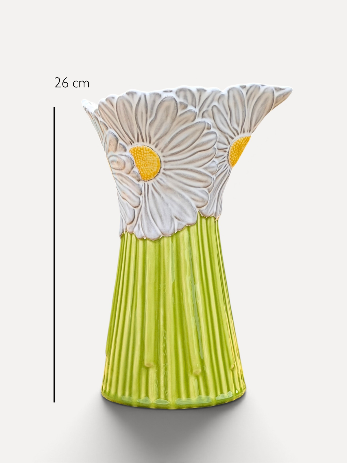 Bordallo Pinheiro Maria Flor Daisy kande i hvid, gul og grøn med mål - håndlavet keramik fra Portugal