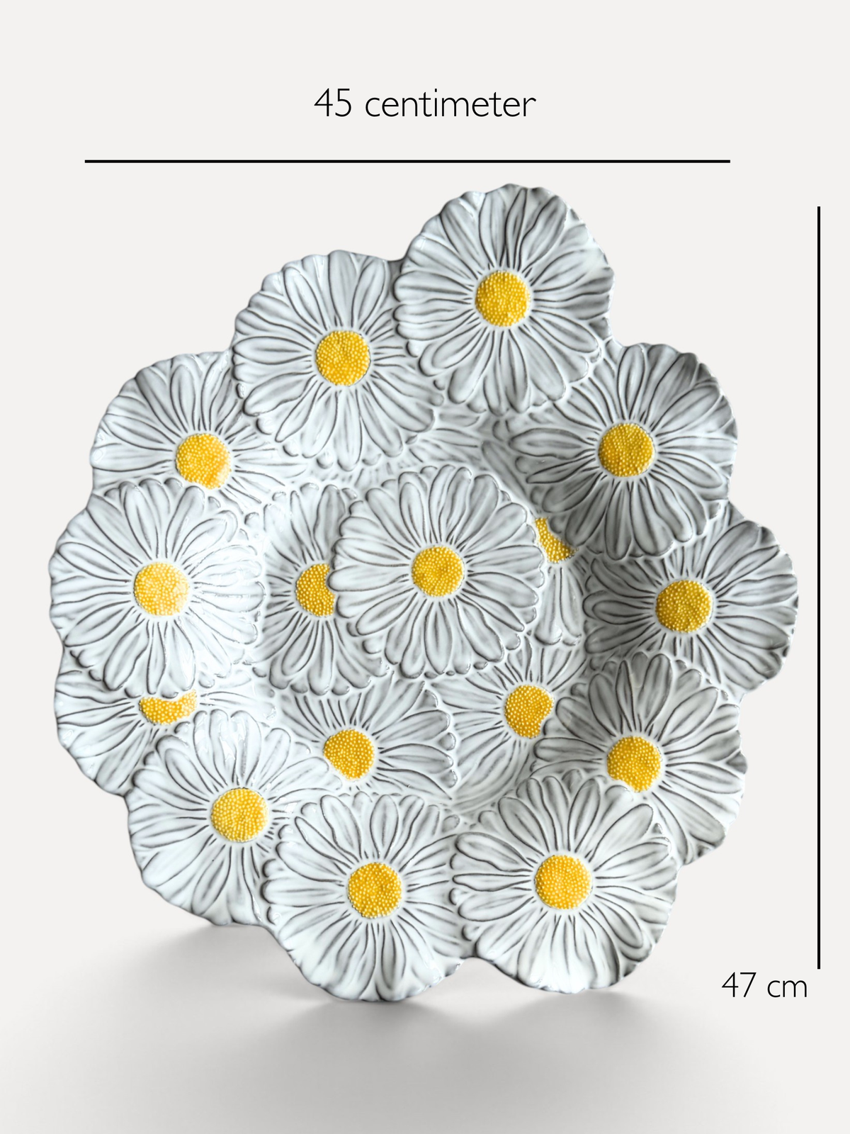 Bordallo Pinheiro Daisy stort serveringsfad i antik hvid og gul med mål - håndlavet keramik fra Portugal