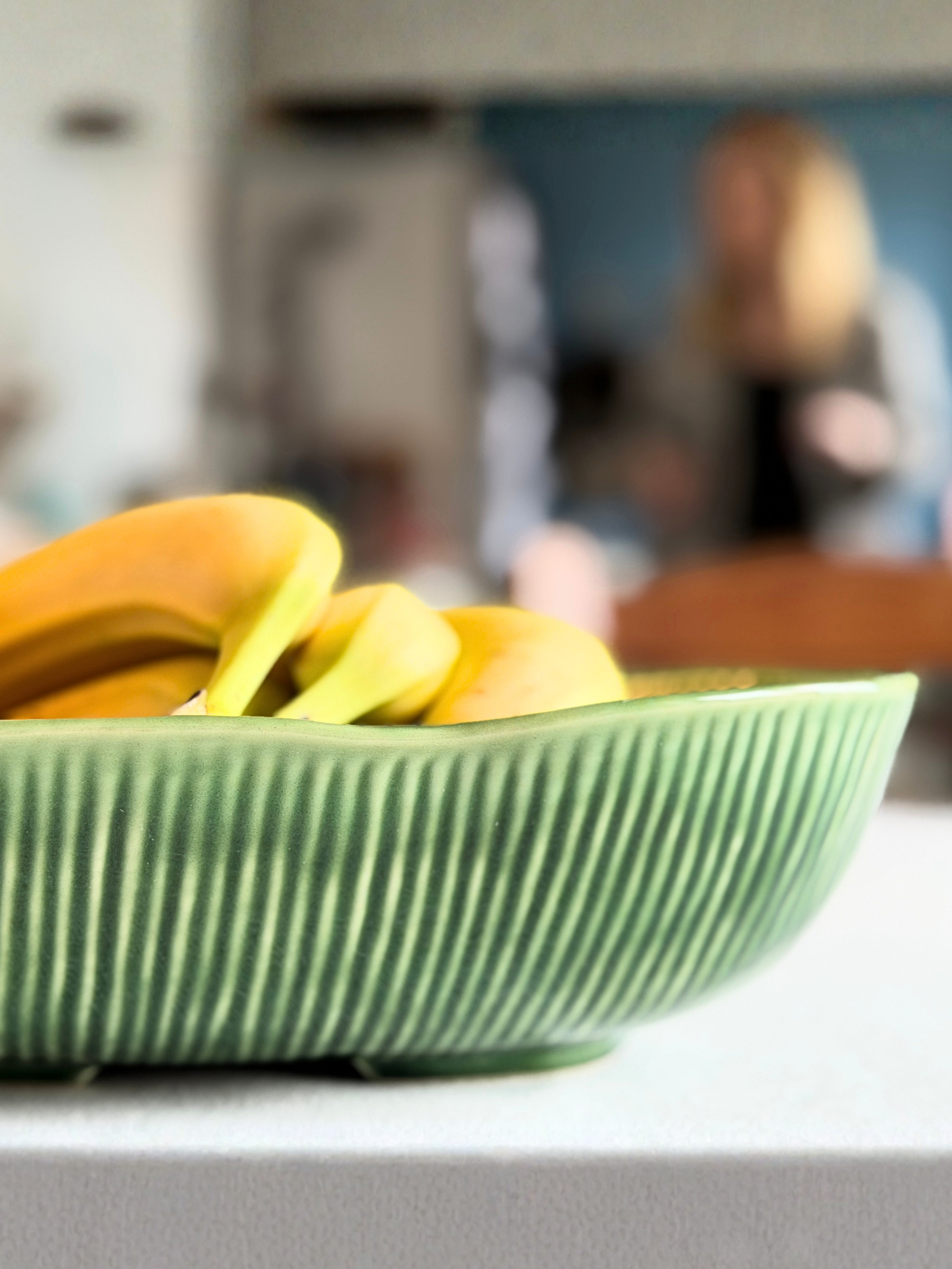 Leaves stort bladfad i grøn fra Bordallo Pinheiro - detalje med bananer - håndlavet keramik fra Portugal