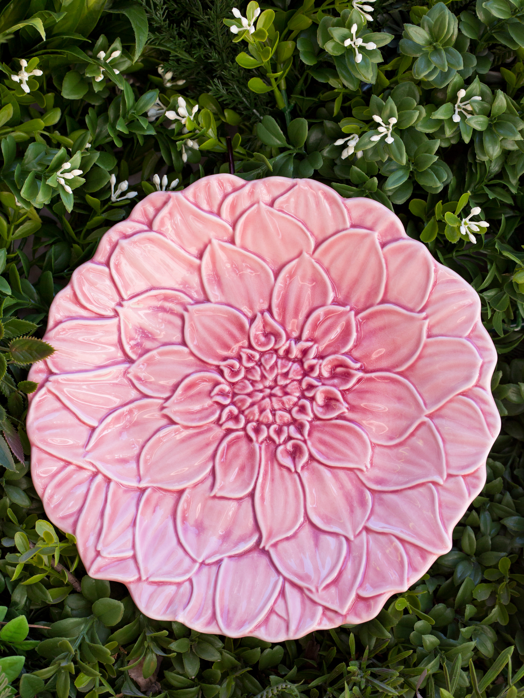 Lille Dahlia fad eller tallerken fra Bordallo Pinheiros Maria Flor kollektion - håndlavet og håndmalet keramik fra Portugal