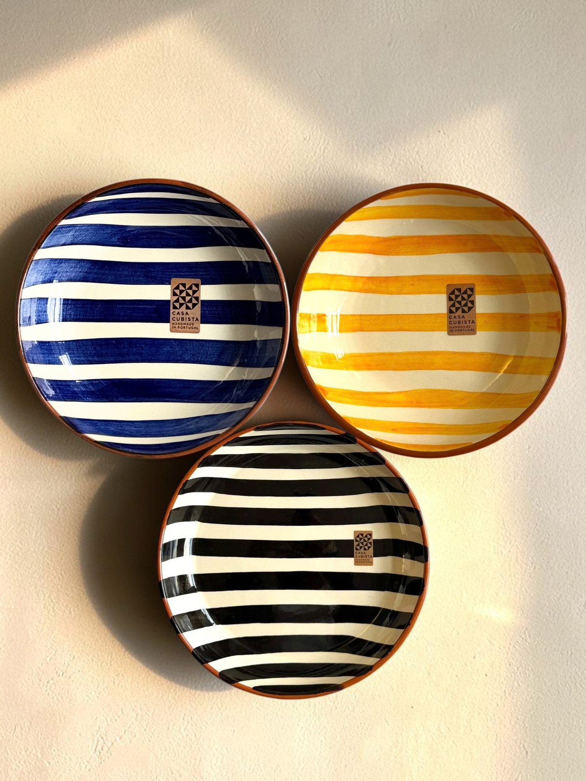 Casa Cubista Bold Stripe små skåle sæt med tre i sort, blå og gul - håndlavet keramik fra Portugal