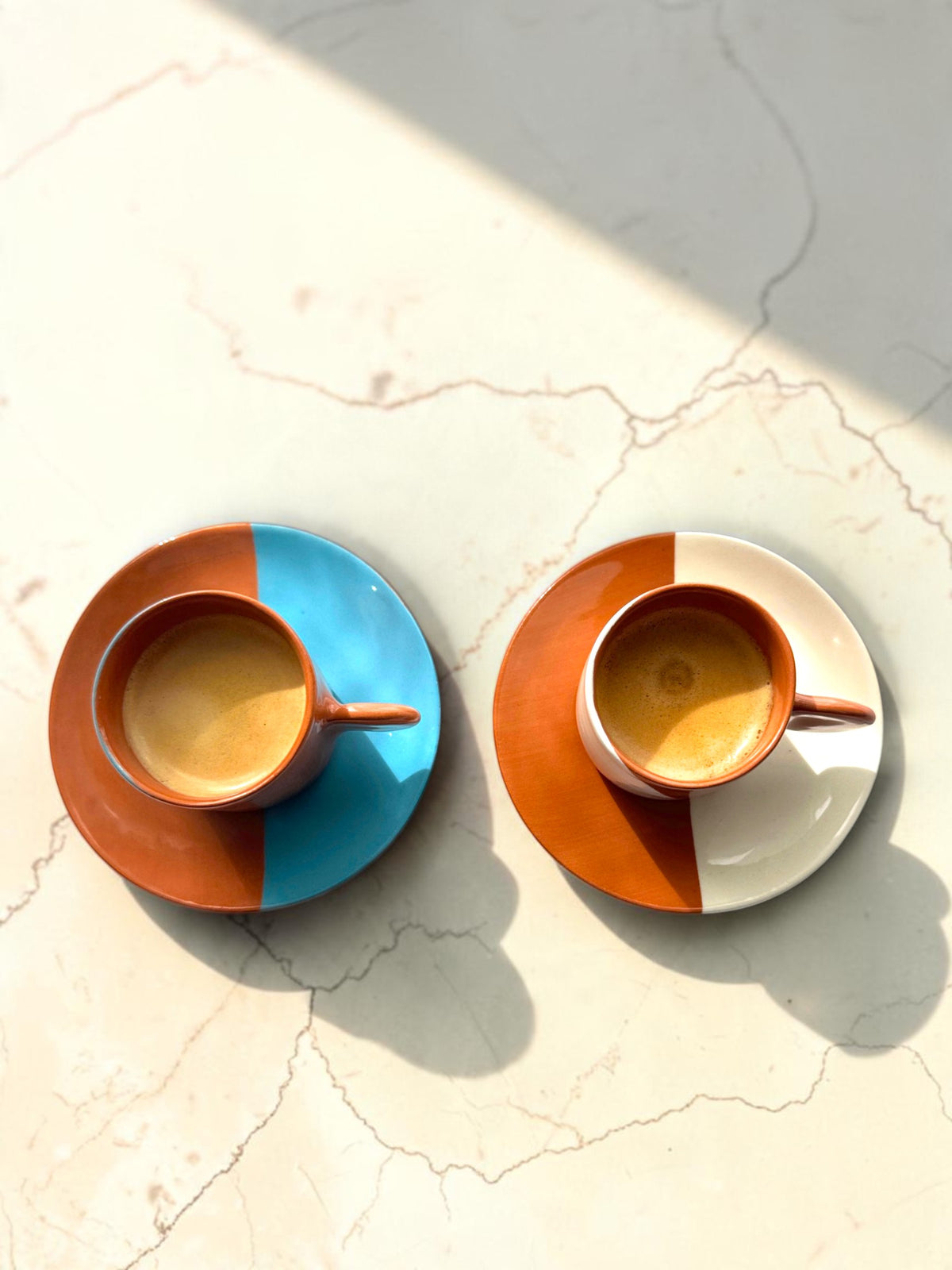 Casa Cubista espressosæt med Dipped espressokop og underskål i hvid iog blå - håndlavet keramik fra Portugal