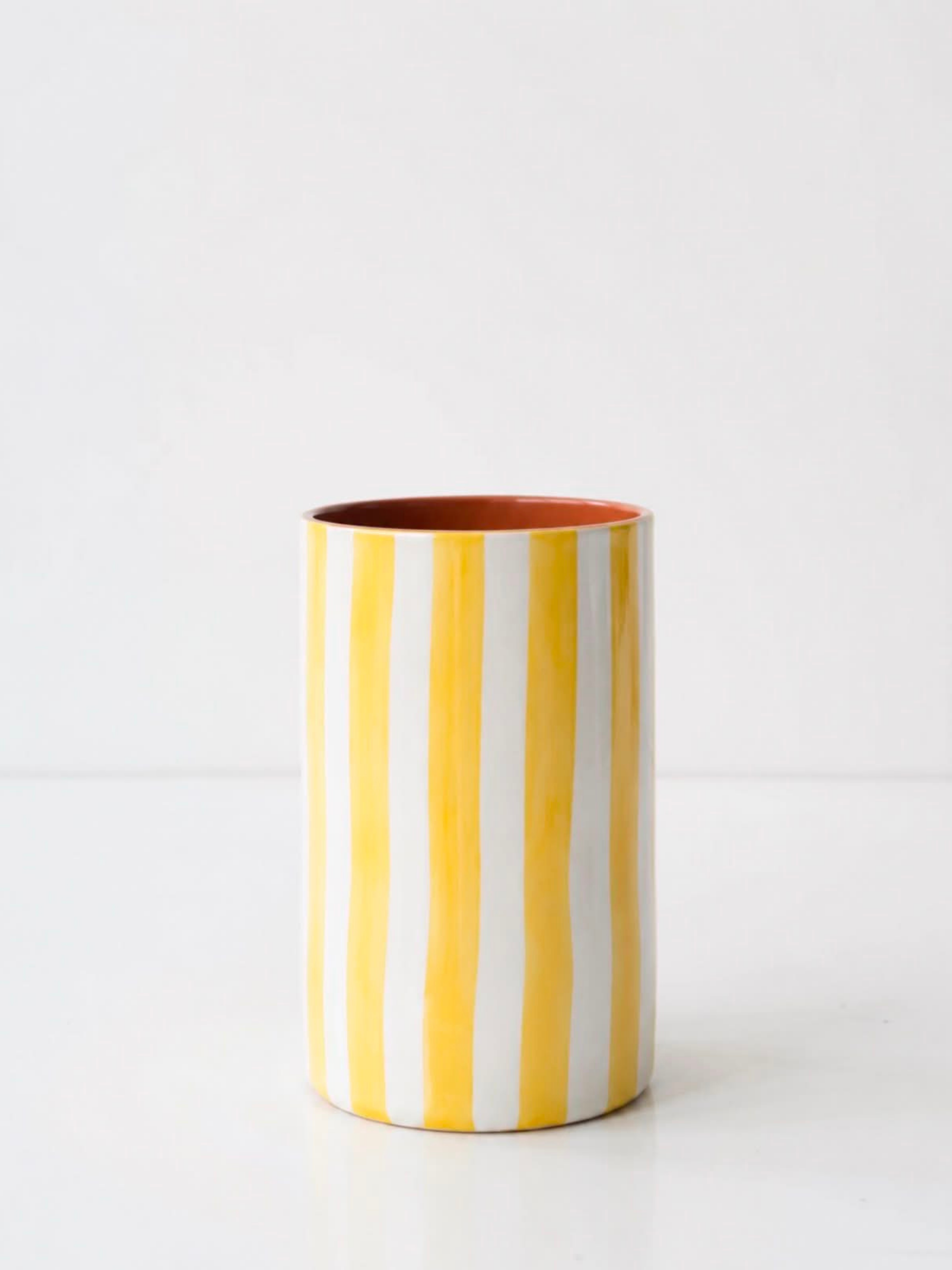 Casa Cubista Bold Stripe gulstribet vase i terracotta - håndlavet keramik fra Portugal