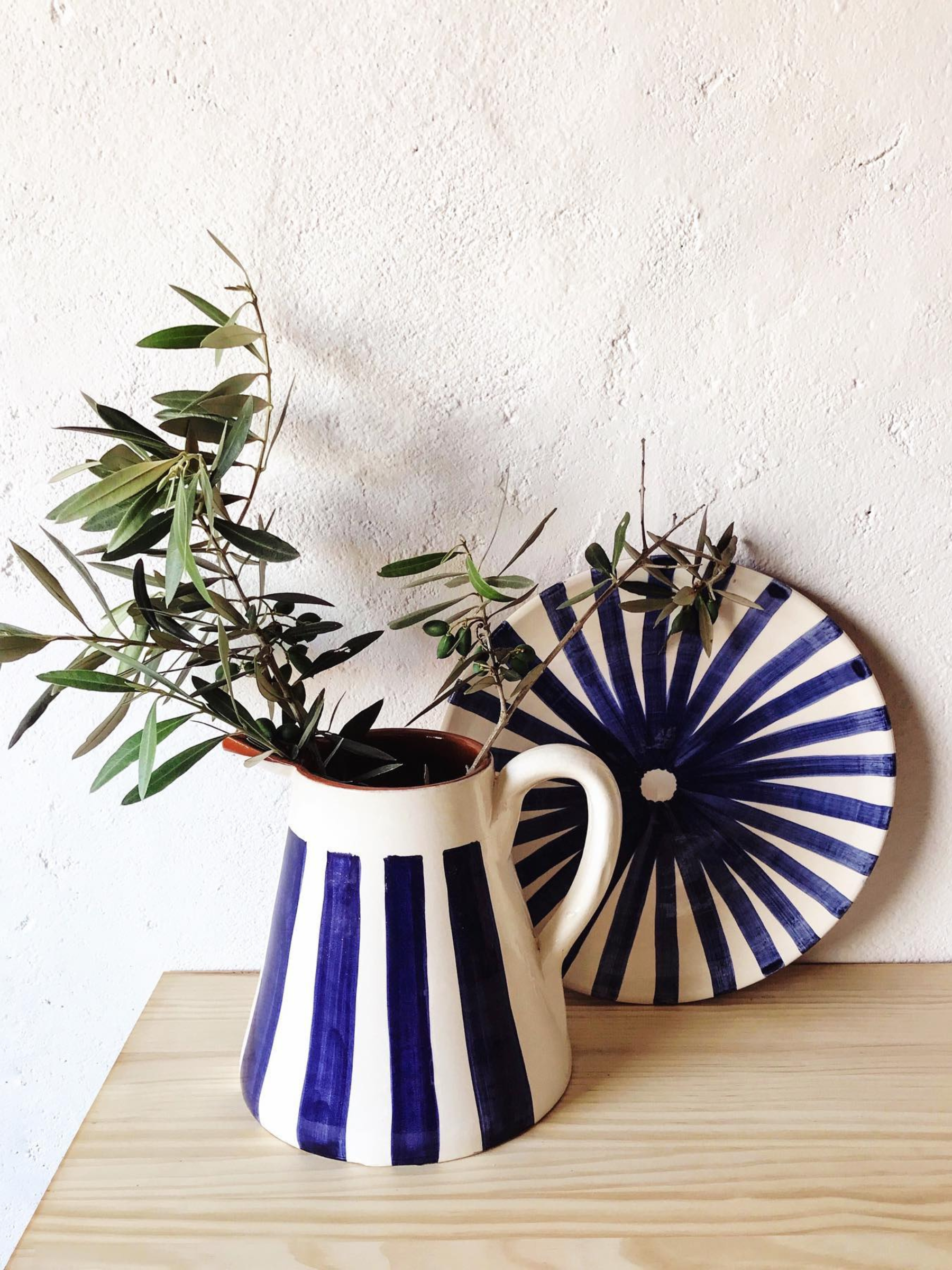 Bold Stripe kande med blå striber fra Casa Cubista i terracotta - med grønne grene - håndlavet og håndmalet i Portugal