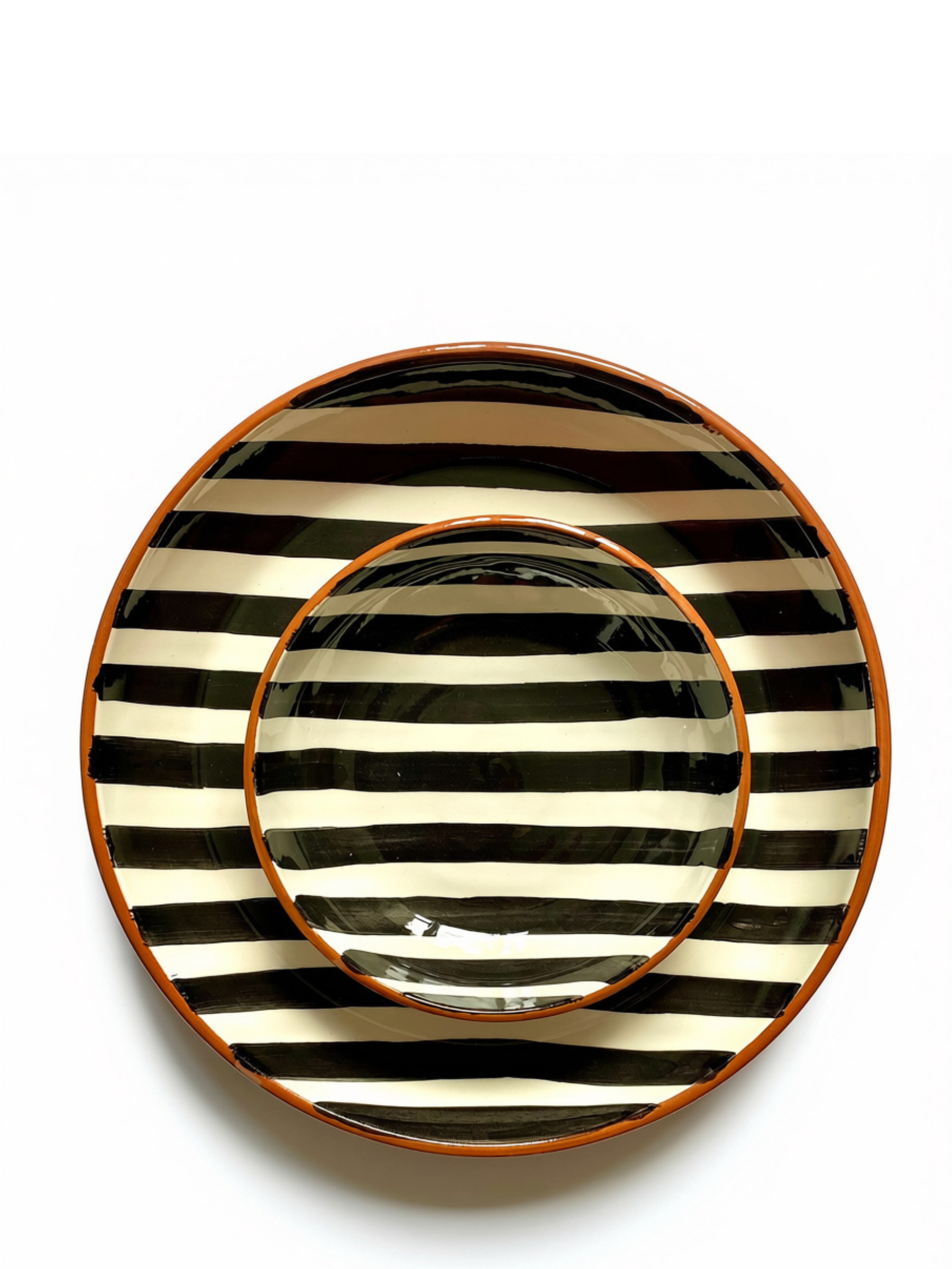 Casa Cubista Bold Stripe lille og stor serveringsskål i terracotta med hvide og sorte striber - håndlavet i Portugal
