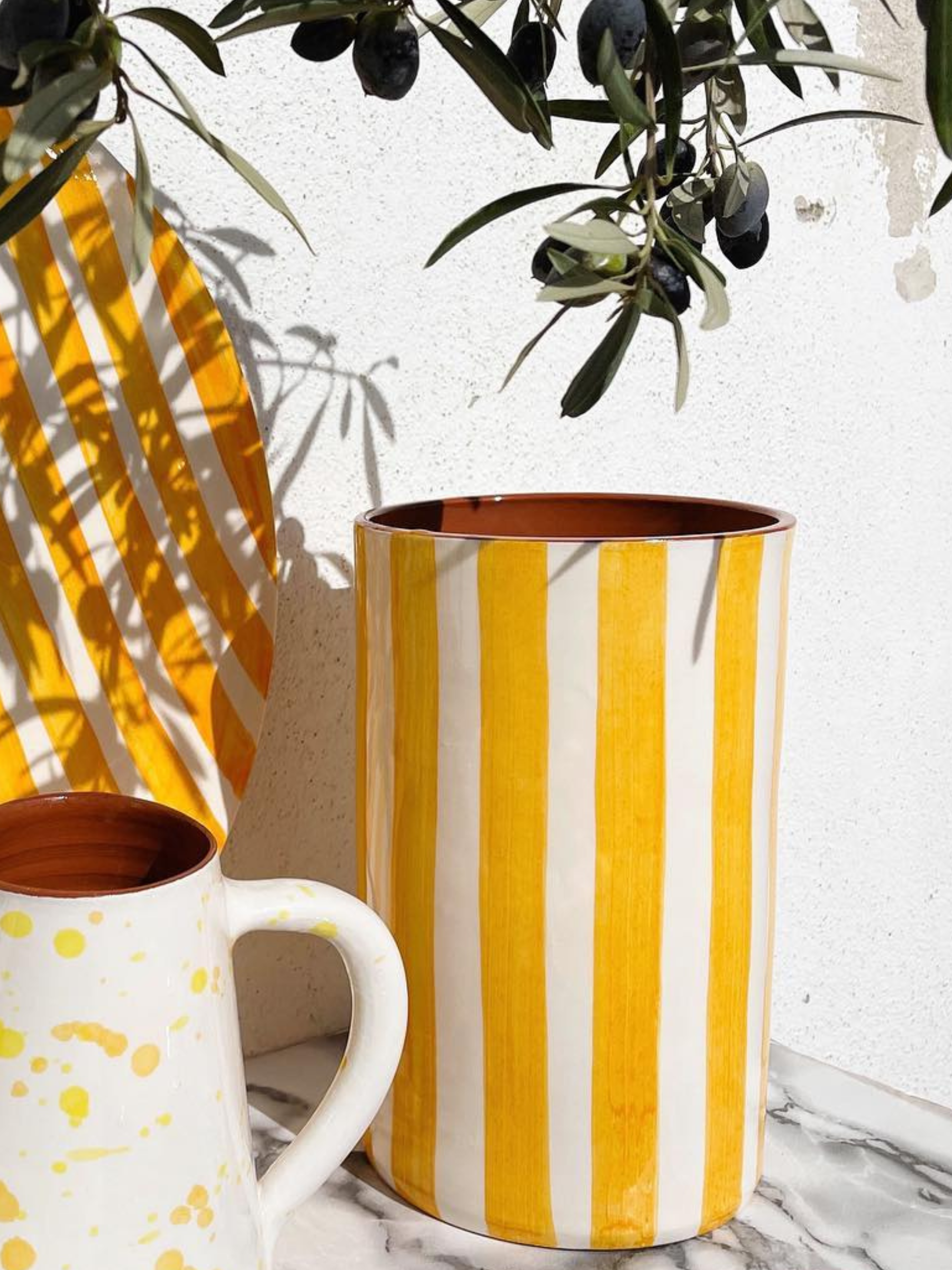 Casa Cubista Bold Stripe vase med gule og hvide striber i håndlavet terracotta fra Portugal