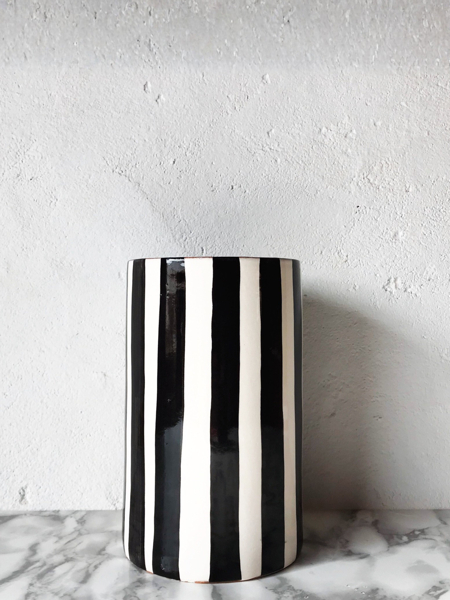 Casa Cubista Bold Stripe vase i sort, 22 cm, håndlavet terracotta fra Portugal