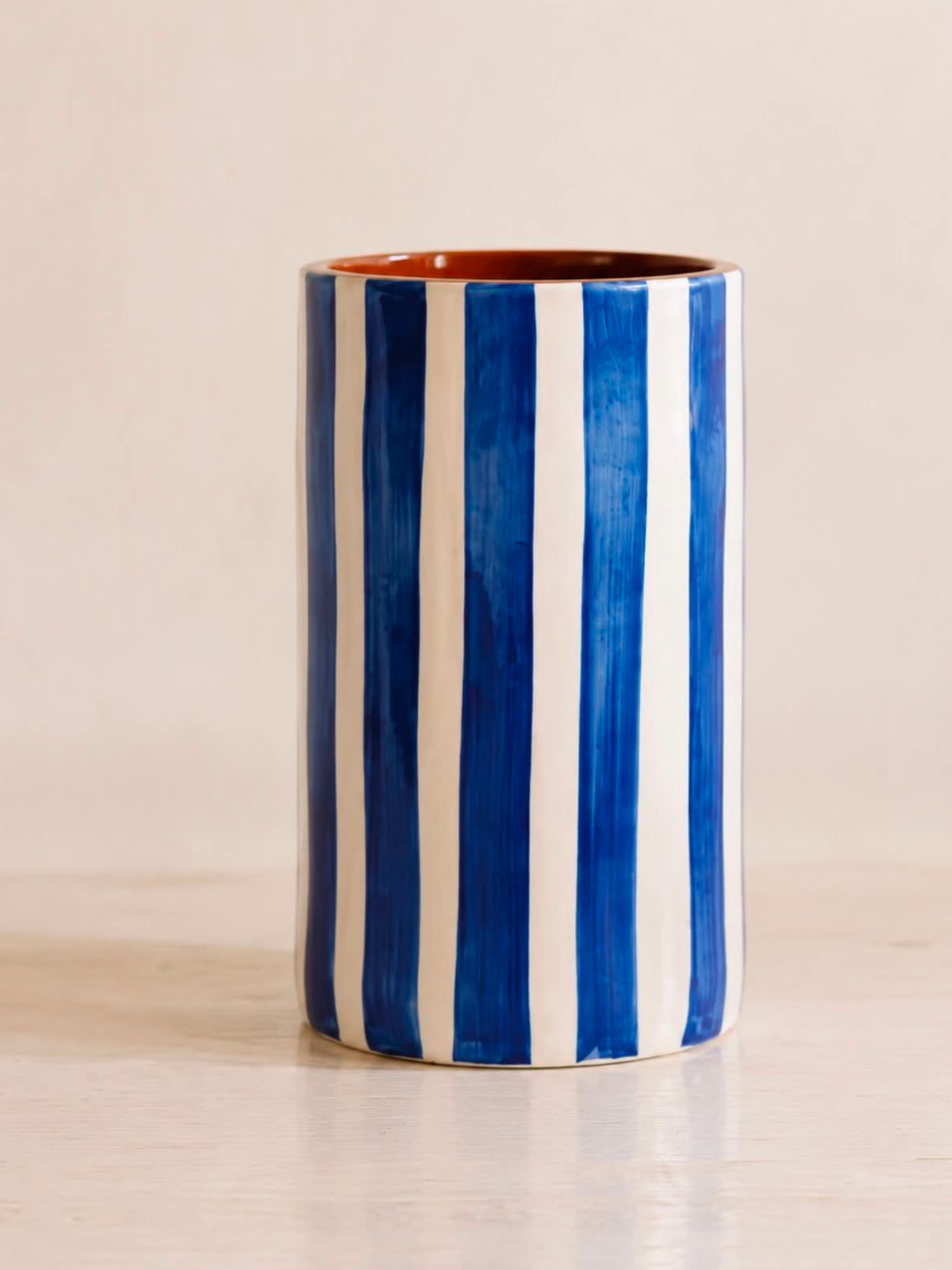Casa Cubista Bold Stripe vase i blå og hvide striber på terracotta - håndlavet og håndmalet keramik fra Portugal
