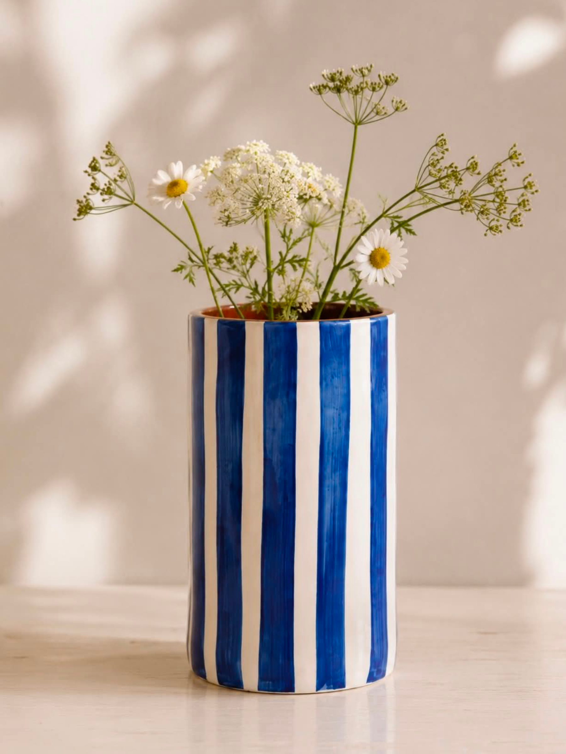 Casa Cubista Bold Stripe vase i blå og hvide striber - håndlavet terracotta fra Portugal