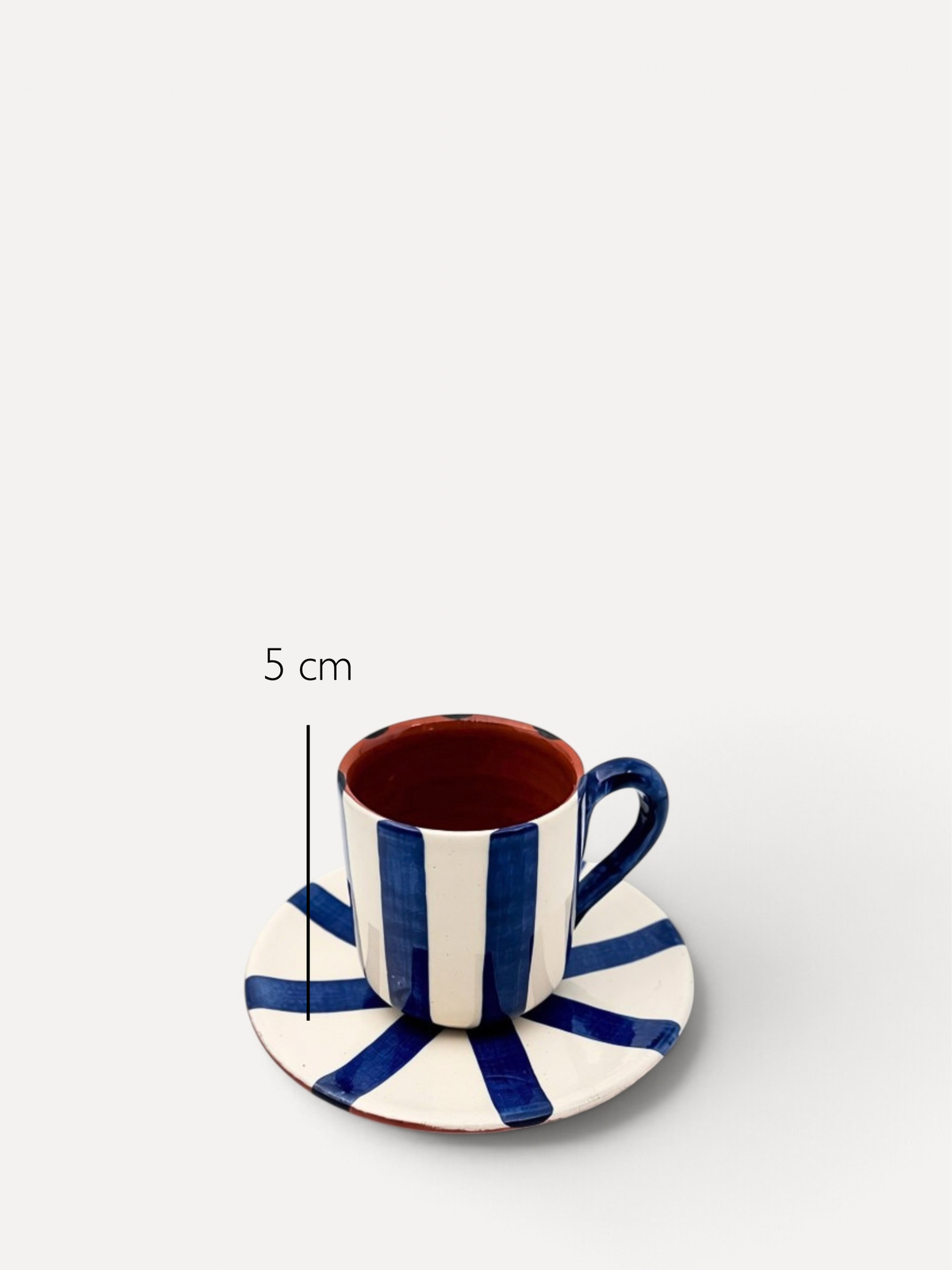 Casa Cubista Vertical Stripe espressokop med underkop med mål - håndmalet terracotta med hvide og blå striber fra Portugal
