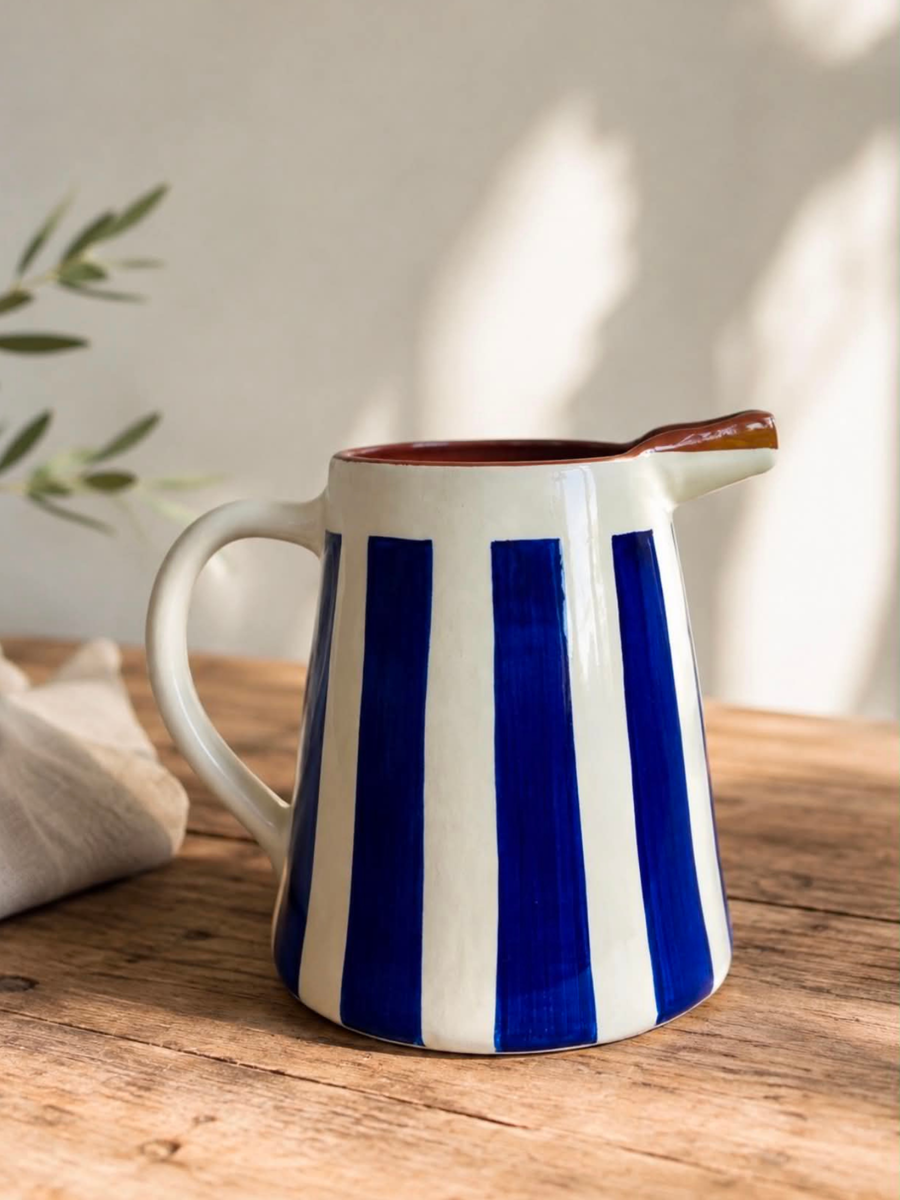 Casa Cubista Bold Stripe kande i terracotta med blå striber - håndlavet keramik fra Portugal