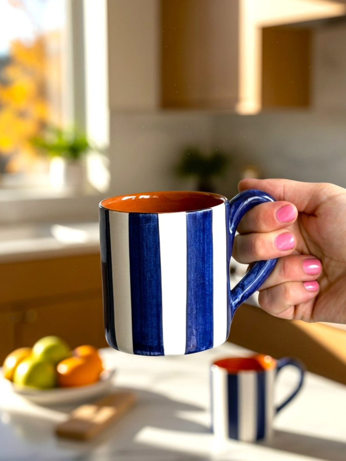 Casa Cubista Bold Stripe krus i blå og hvide striber holdt i hånd ved køkken- håndmalet terracotta fra Portugal