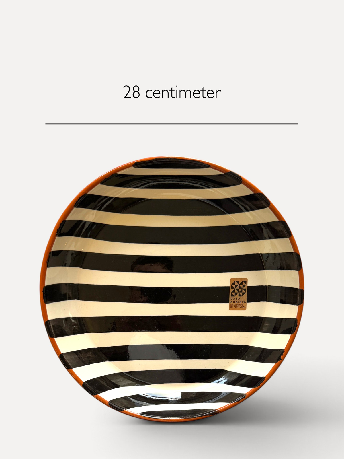 Casa Cubista Bold Stripe stor serveringsskål i terracotta med hvide og sorte striber og mål - håndlavet i Portugal