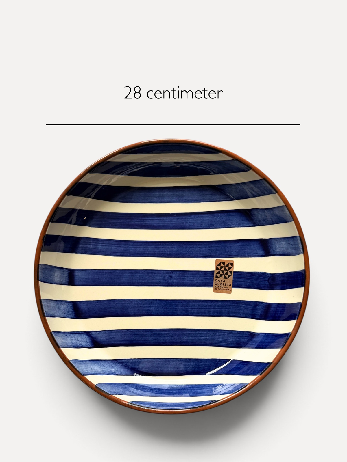 Casa Cubista Bold Stripe serveringsskål hvid terracotta med blå striber og angivelser om mål - håndlavet i Portugal